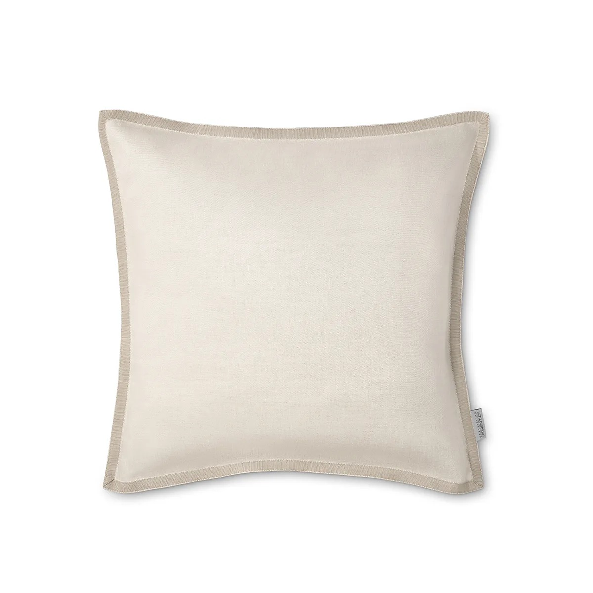 chlossberg Zierkissen Solene Sand – Zeitlose Eleganz in sanftem Beige Hochwertiges Schlossberg Zierkissen Solene Sand in einem warmen, natürlichen Beigeton. Die feine Paspelierung und der edle Stoff verleihen dem Kissen eine schlichte Eleganz, ideal für eine stilvolle und gemütliche Einrichtung.