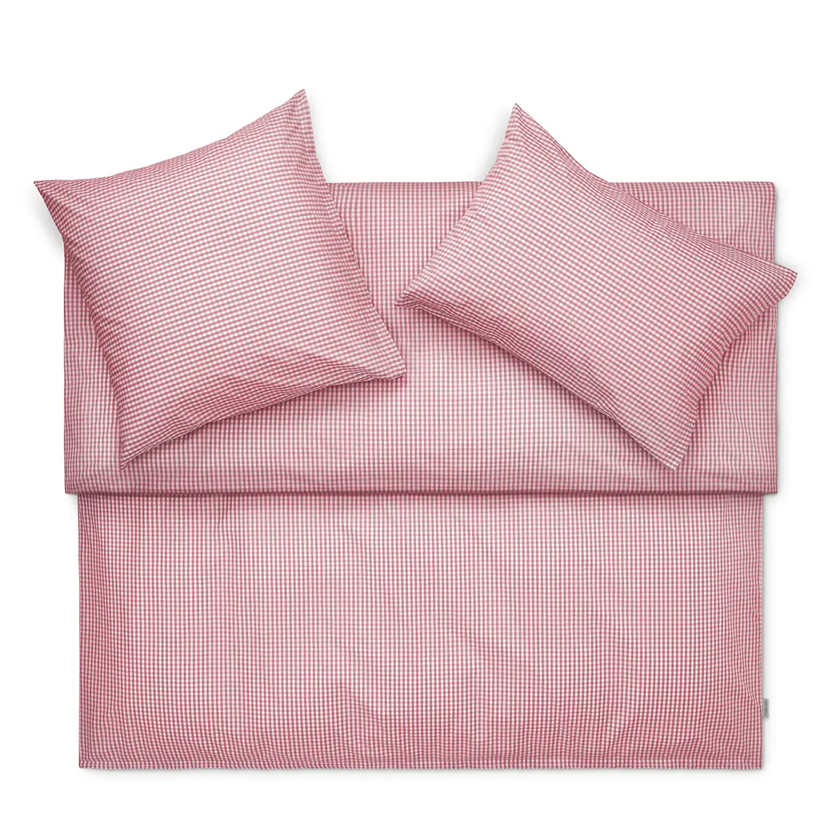 Die Schlossberg Bettwäsche Andrin Rouge im klassischen Karomuster zeigt sich in einem eleganten Rotton und verleiht Ihrem Schlafzimmer eine gemütliche Atmosphäre. Die weiche Oberfläche und das ansprechende Design bieten gleichzeitig Komfort und Stil.