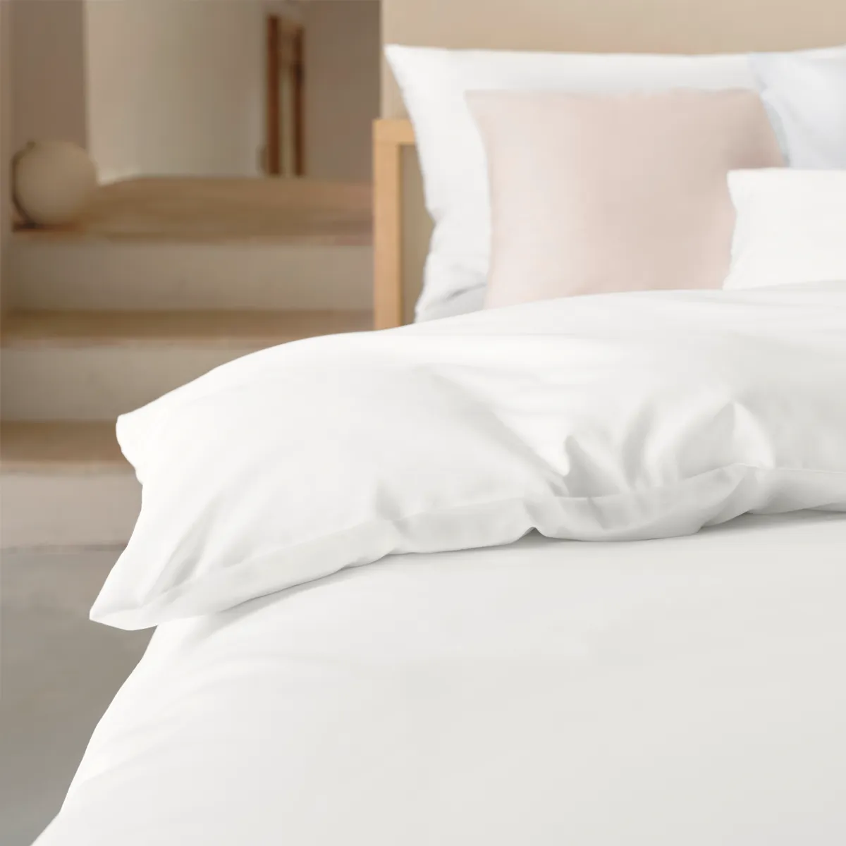 schlossberg-bettwaesche-satin-uni-blanc-kissen-uni-blanc-glace-perle-nahaufnahme-decke-1200x1200