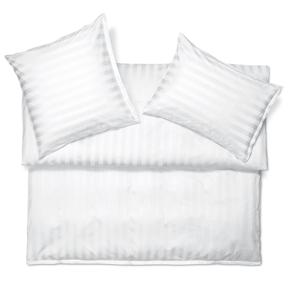 Bettwäsche Marquise in reinem Weiss mit dezenten, horizontalen Streifen, perfekt für ein stilvolles und zeitloses Schlafzimmer.