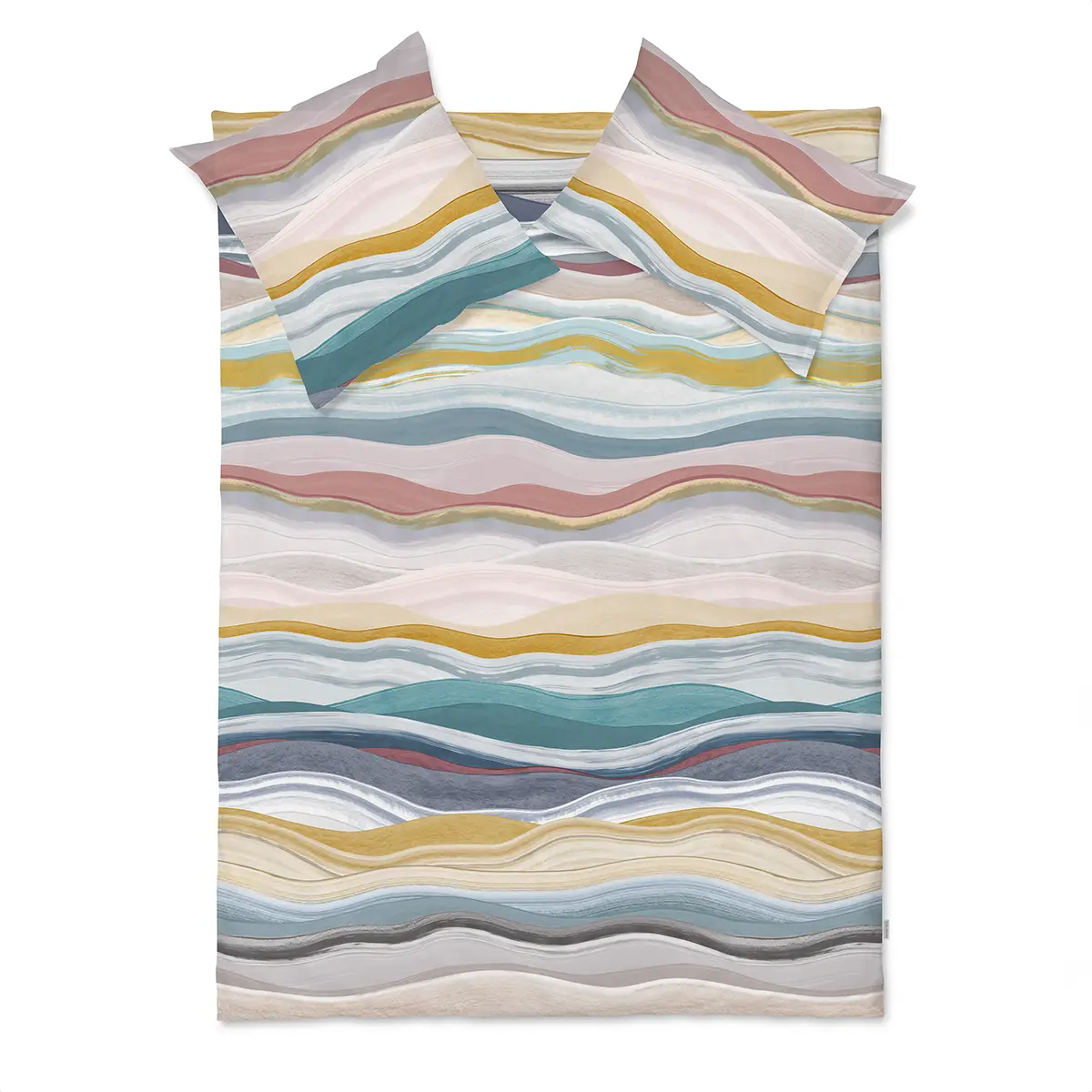 Linus Bettwäsche Set mit fliessendem Wellenmuster in Naturtönen, arrangiert auf einem Bett.