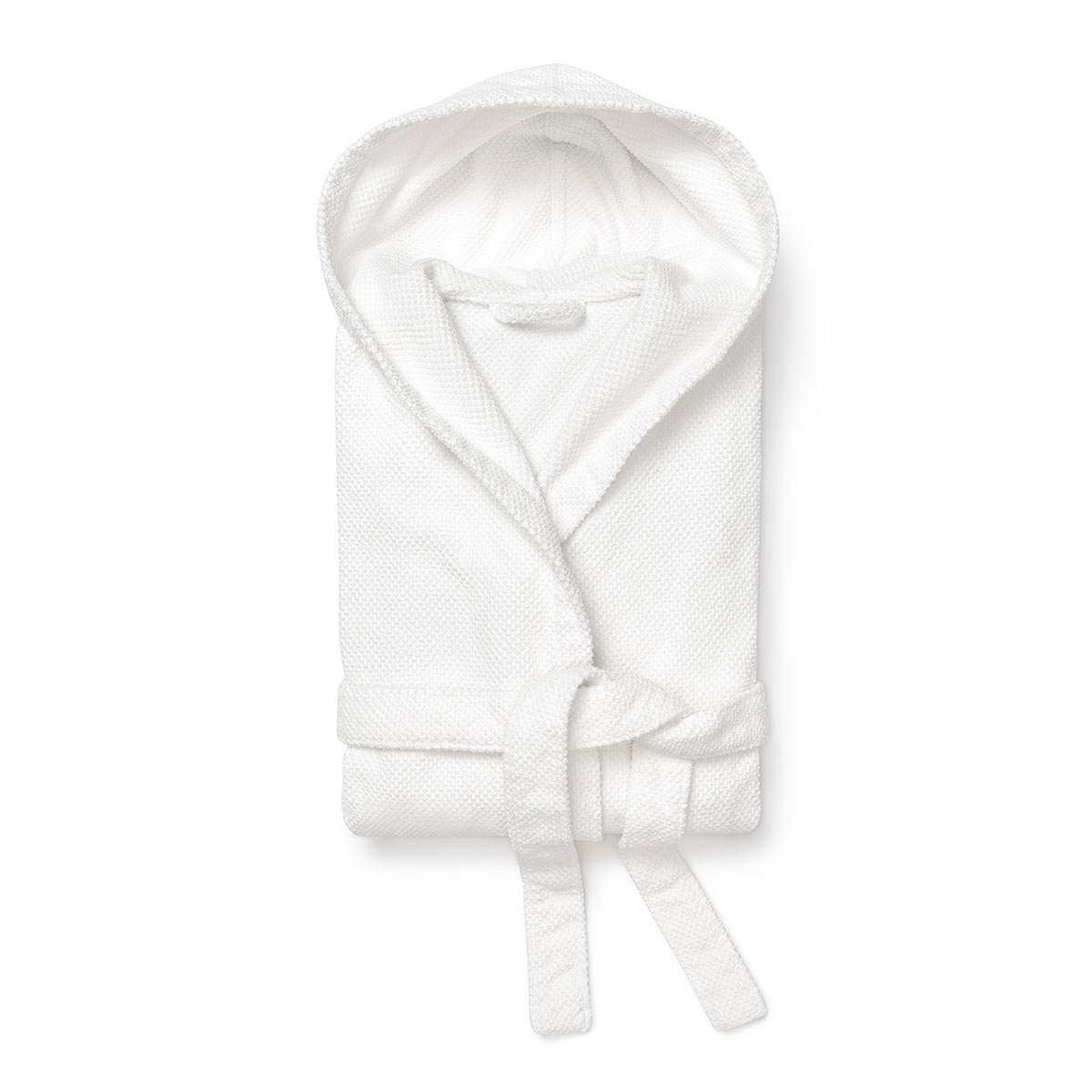 Ein gefalteter weisser Schlossberg Frotterie Bademantel Nova mit Kapuze und Gürtel.