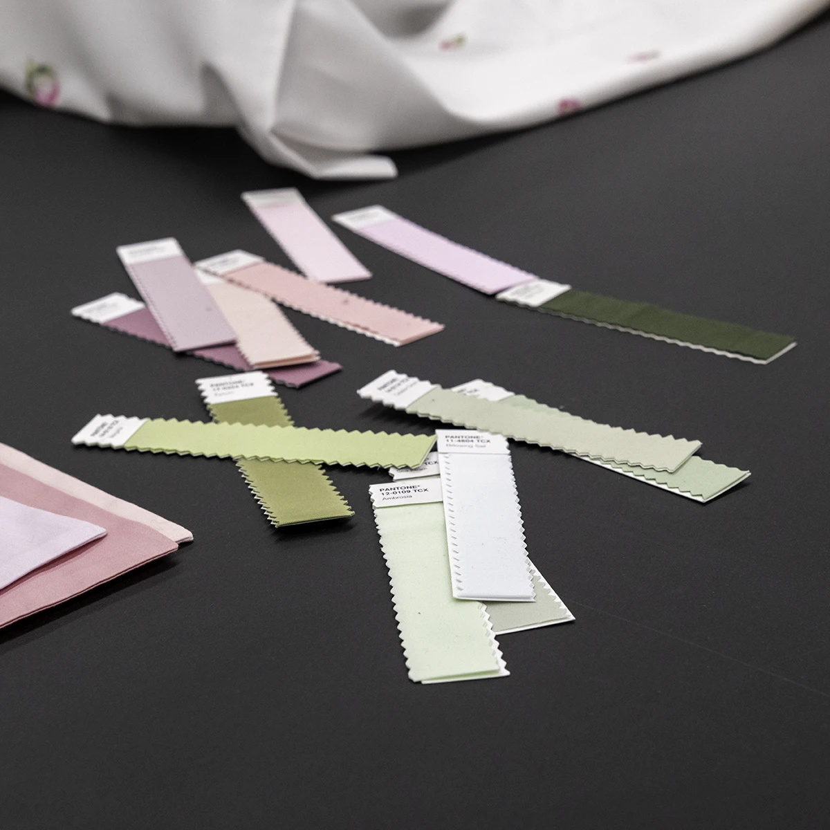 Stoffmuster in unterschiedlichen Farben.