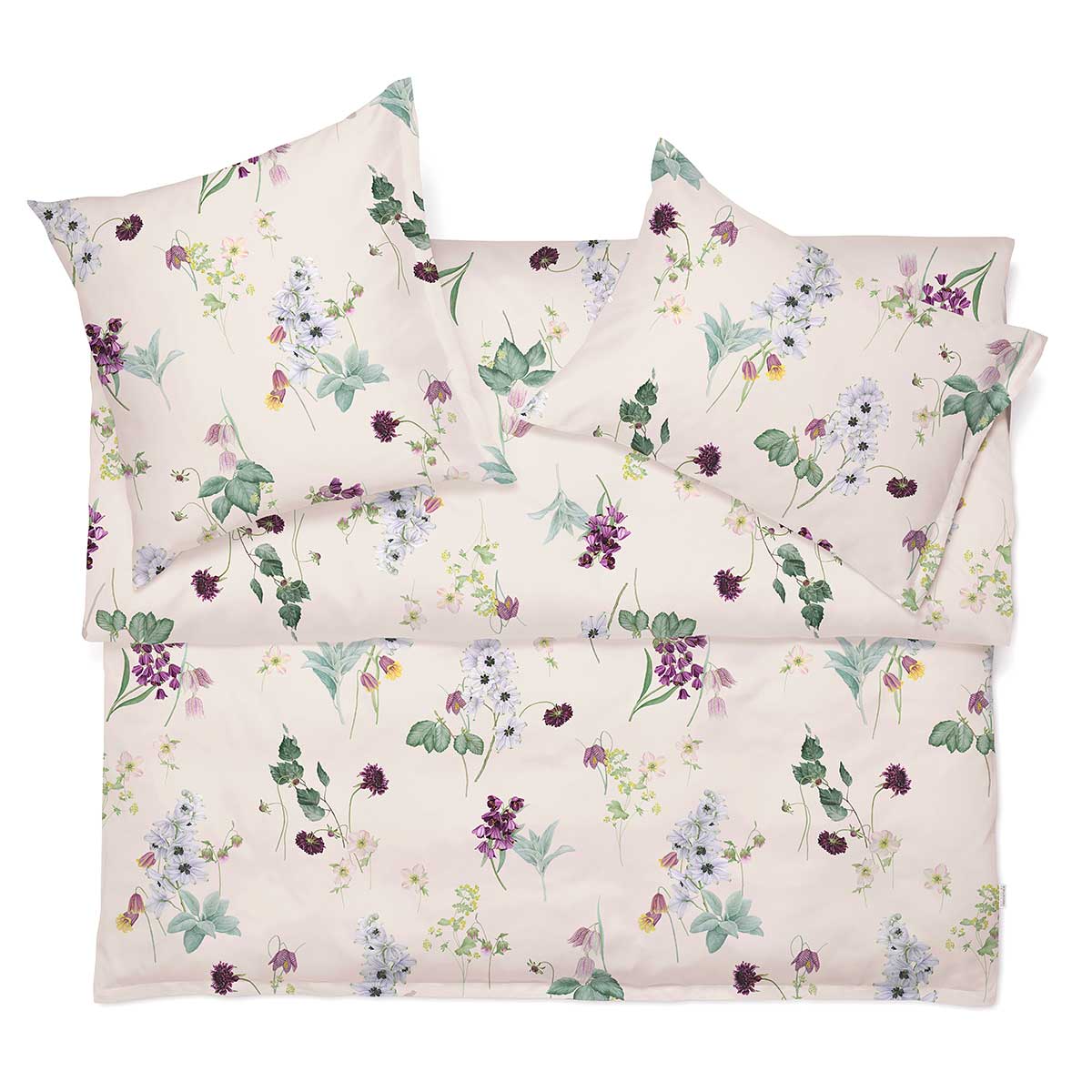 Beigefarbene Bettwäsche "Freya" mit einem floralen Design, gezeigt in Draufsicht mit zwei Kopfkissen und Bettdecke.