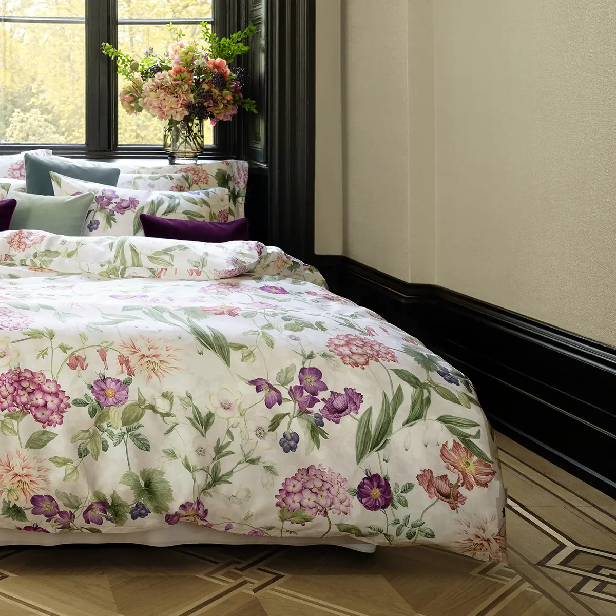 Ein luxuriöses Schlafzimmer mit einem Bett, das mit der Ophelia Bettwäsche in sanften Pastelltönen bezogen ist. Das Blumenmuster und die helle, freundliche Atmosphäre dominieren den Raum.