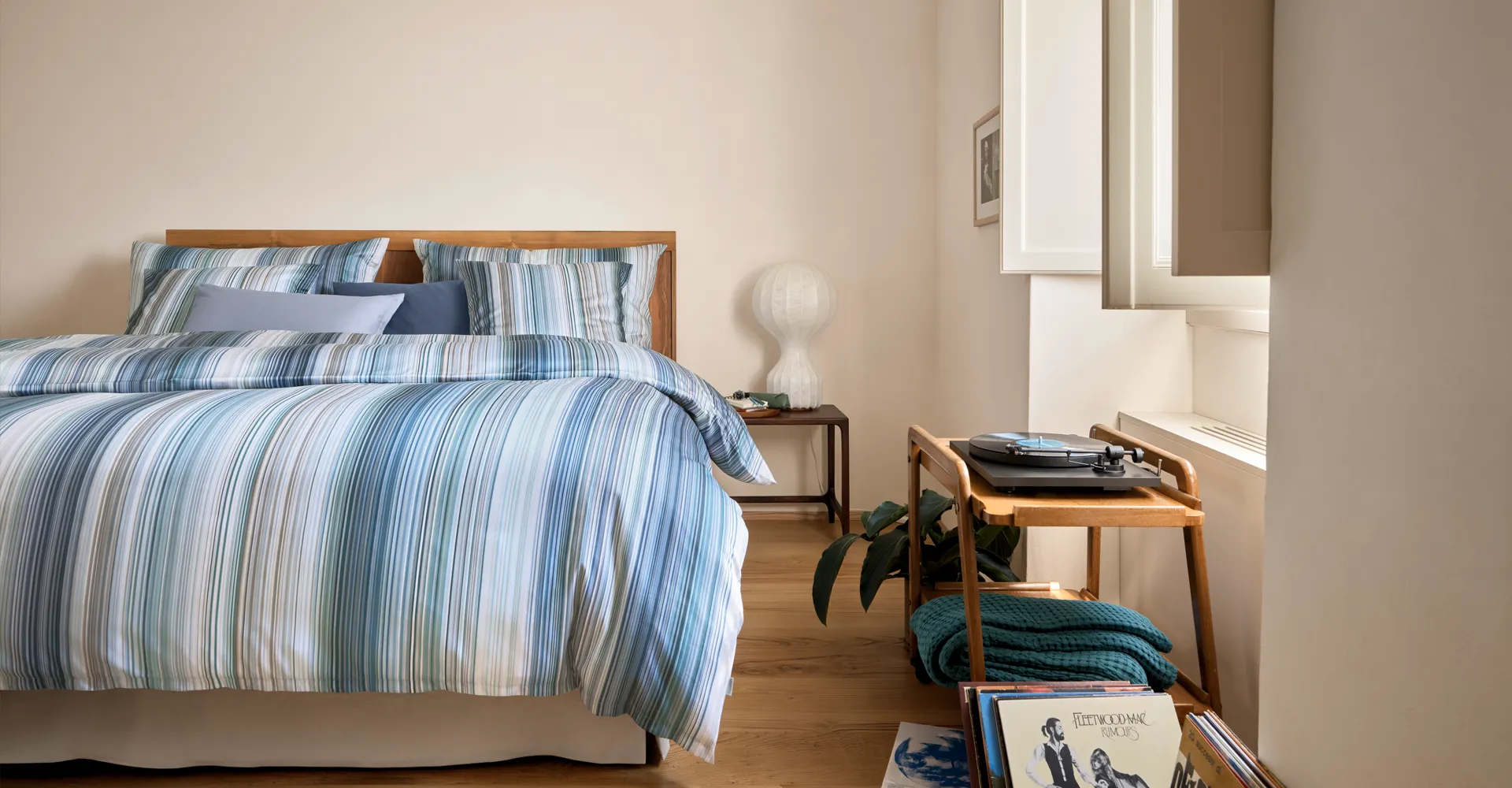 schlossberg-bettwaesche-loris-hero-uni-acier-colombine-1920x1000