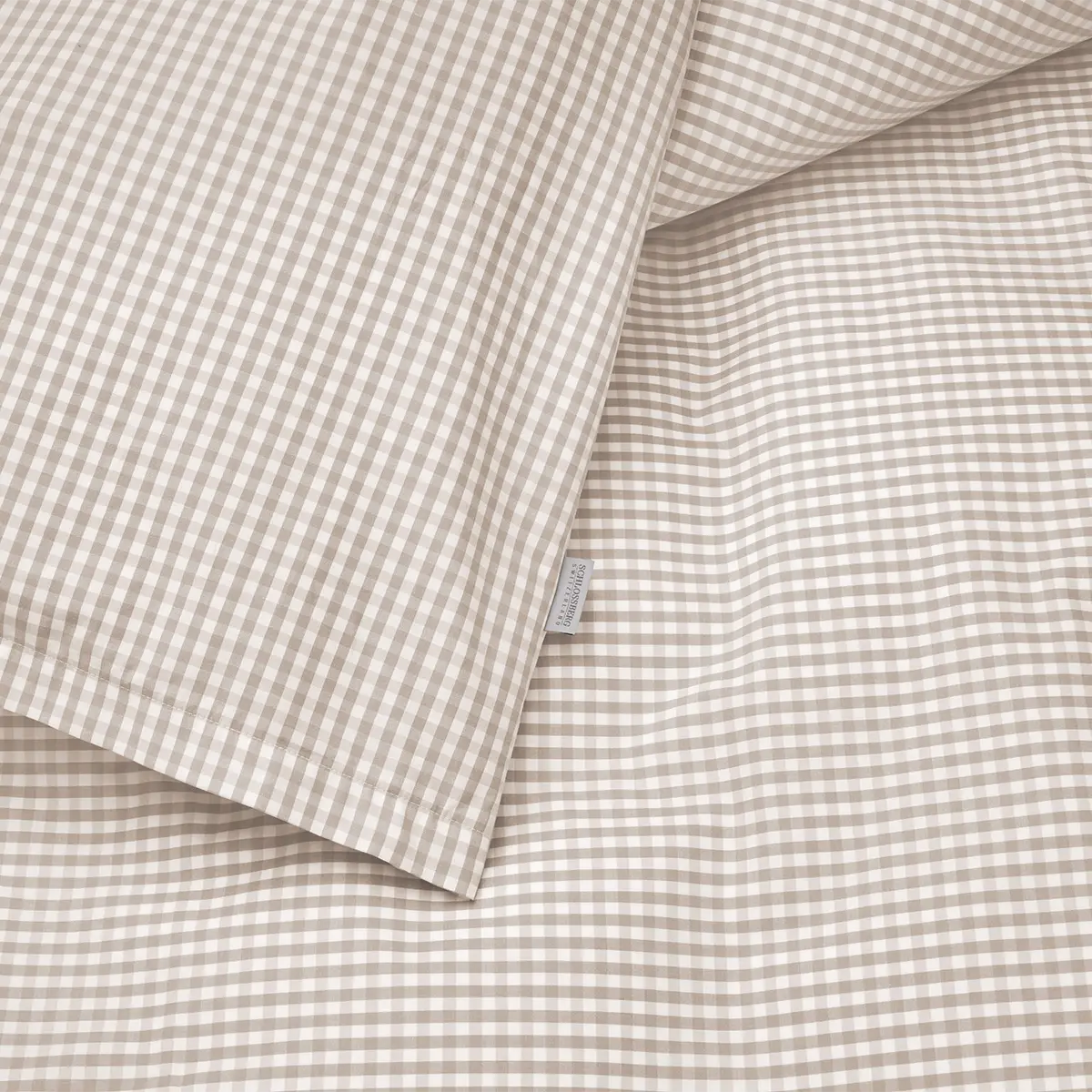 Schlossberg Bettwäsche Andrin Beige Detailansicht Detailansicht der Schlossberg Bettwäsche Andrin in Beige mit feinem Karomuster. Das elegante Design aus hochwertigem Stoff bietet eine angenehme Haptik und fügt sich perfekt in jedes Schlafzimmer ein.