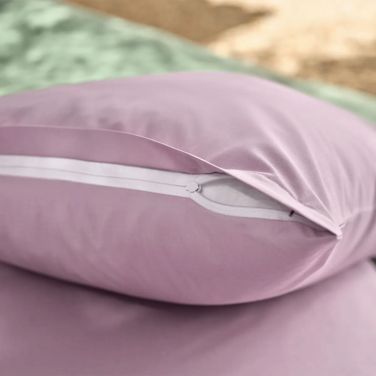 Schlossberg Bettwäsche Ben Mauve – Kissen mit Reißverschluss Nahaufnahme eines Kissens aus der Schlossberg Bettwäsche Ben Mauve Kollektion. Zeigt den hochwertigen, dezent versteckten Reißverschluss für eine elegante Optik und einfache Handhabung.