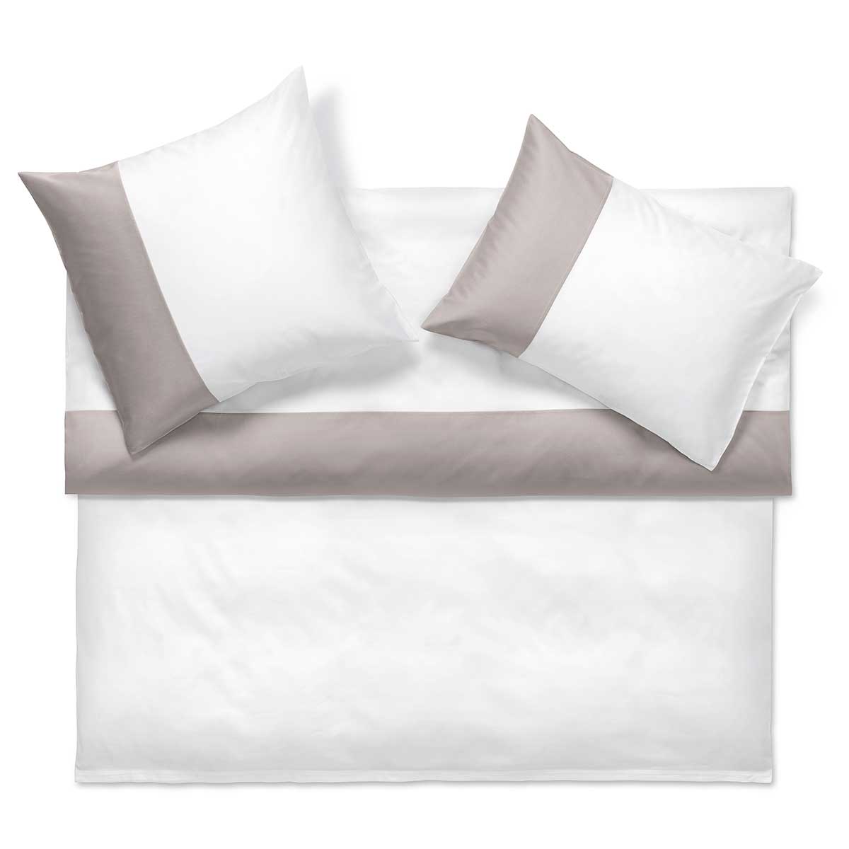 Ein Bett mit weisser Bettwäsche und zwei passenden weissen Kissen mit beige Akzenten. Die Bettwäsche ist ordentlich auf einem weissen Hintergrund arrangiert.