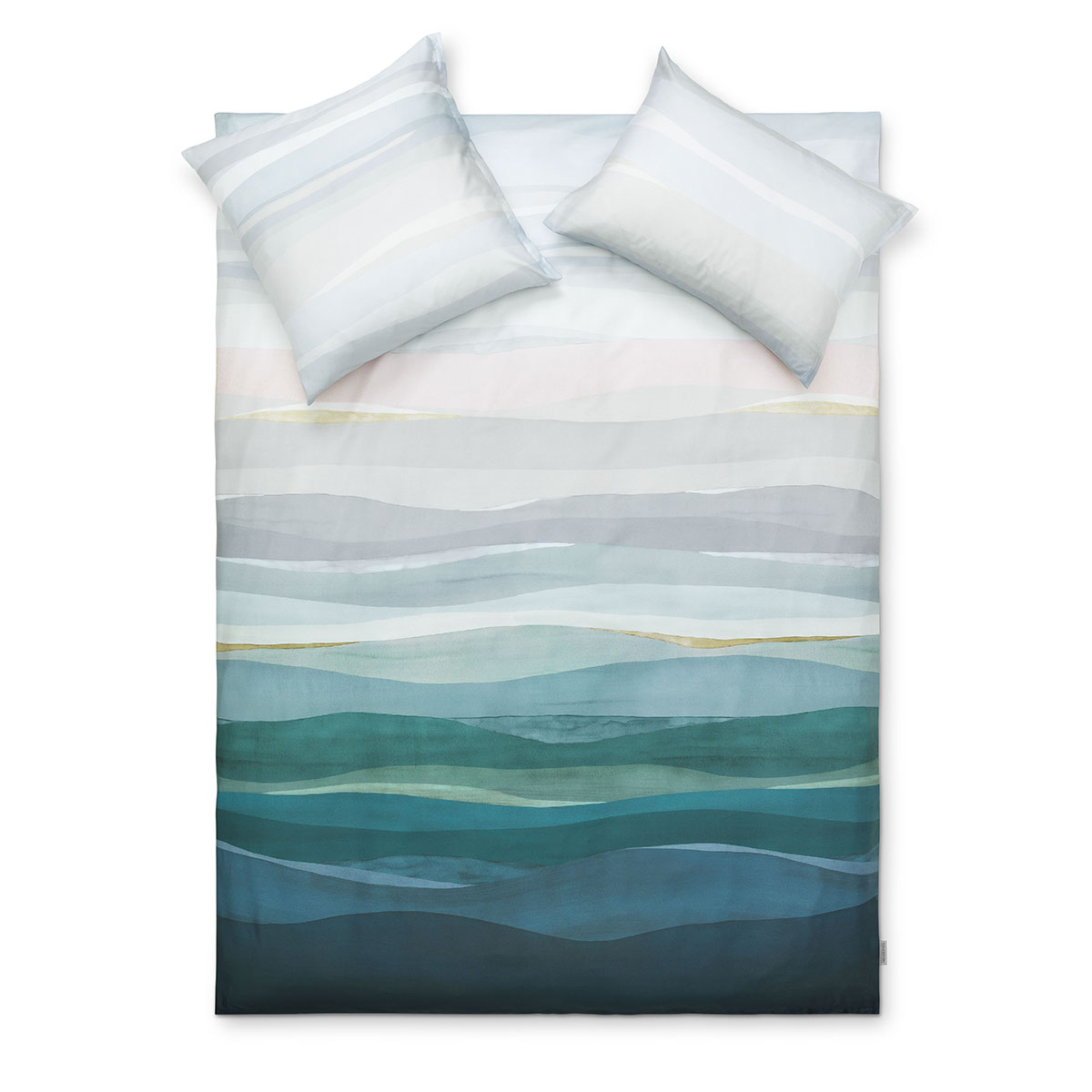 Der Bettanzug Manoa in voller Ansicht, mit weichen, fliessenden Blautönen und subtilen Streifen, perfekt abgestimmt für ein schlaffreundliches und entspannendes Schlafzimmer.