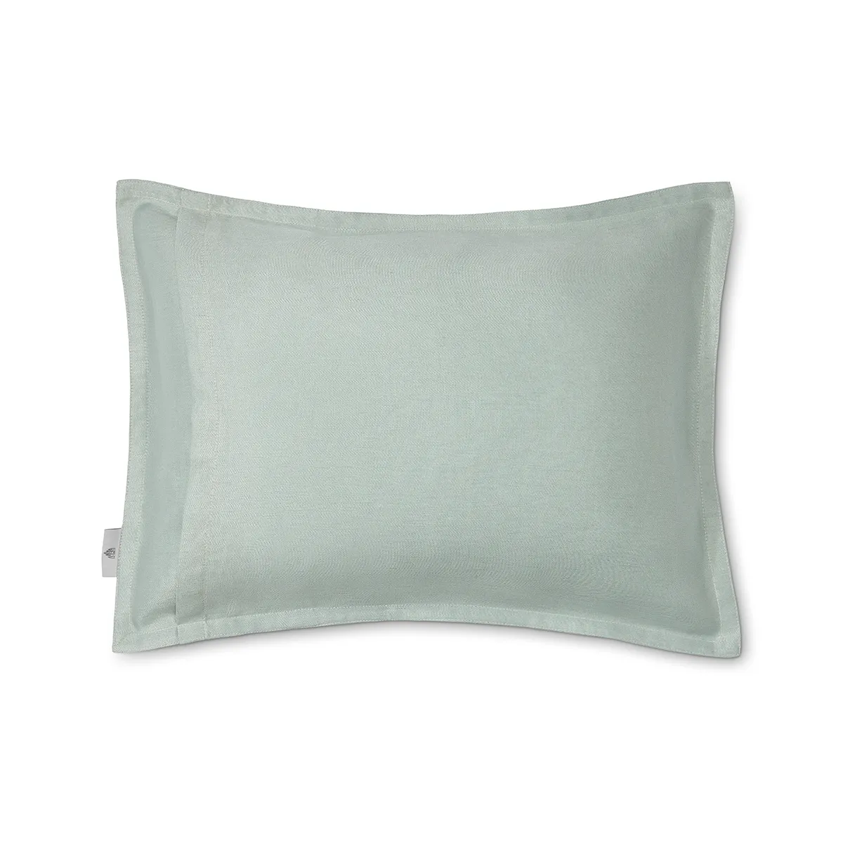 Hochwertiges Schlossberg Zierkissen Solene Sage in zartem Salbeigrün. Der edle Stoff und die feine Verarbeitung mit dekorativem Rand verleihen dem Kissen eine schlichte Eleganz. Perfekt als stilvolle Ergänzung für jedes Schlafzimmer oder Wohnzimmer.