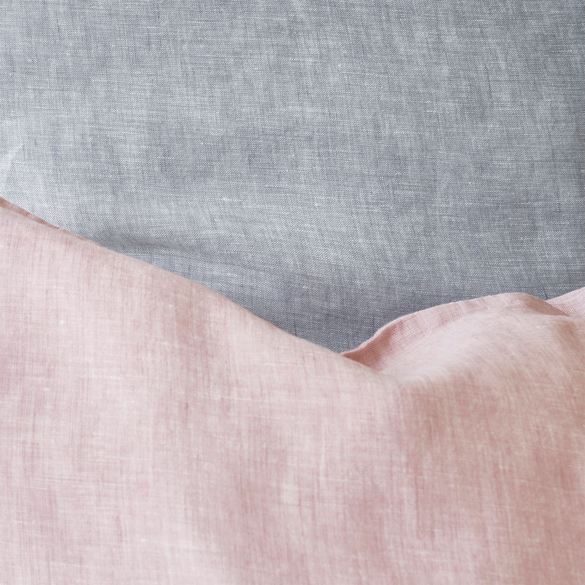 Stoffmuster von Levin Bettwäsche in Rosa und Grau Nahaufnahme vom Stoff der Levin Bettwäsche in den Farben Rosa und Grau.