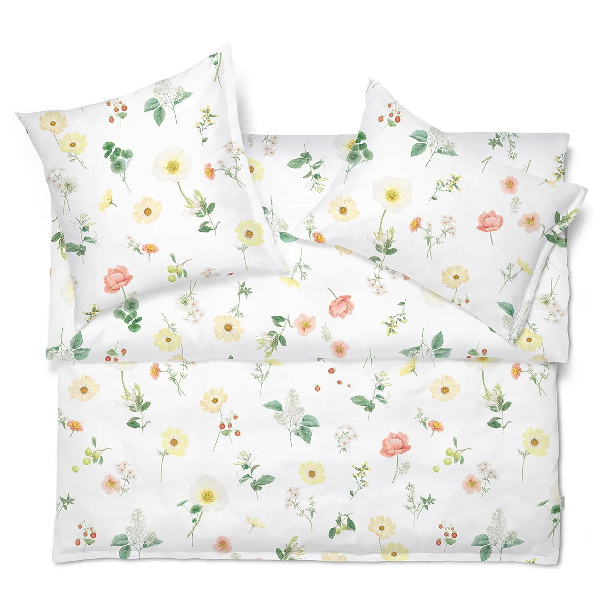 Schlossberg Bettwäsche Zinnia – Blumige Frische für dein Schlafzimmer Das Produktbild zeigt die Schlossberg Bettwäsche Zinnia mit einem floralen Design auf weißem Hintergrund. Die Bettwäsche ist mit bunten Blumenmotiven in Gelb, Orange, Rot und Grün verziert.