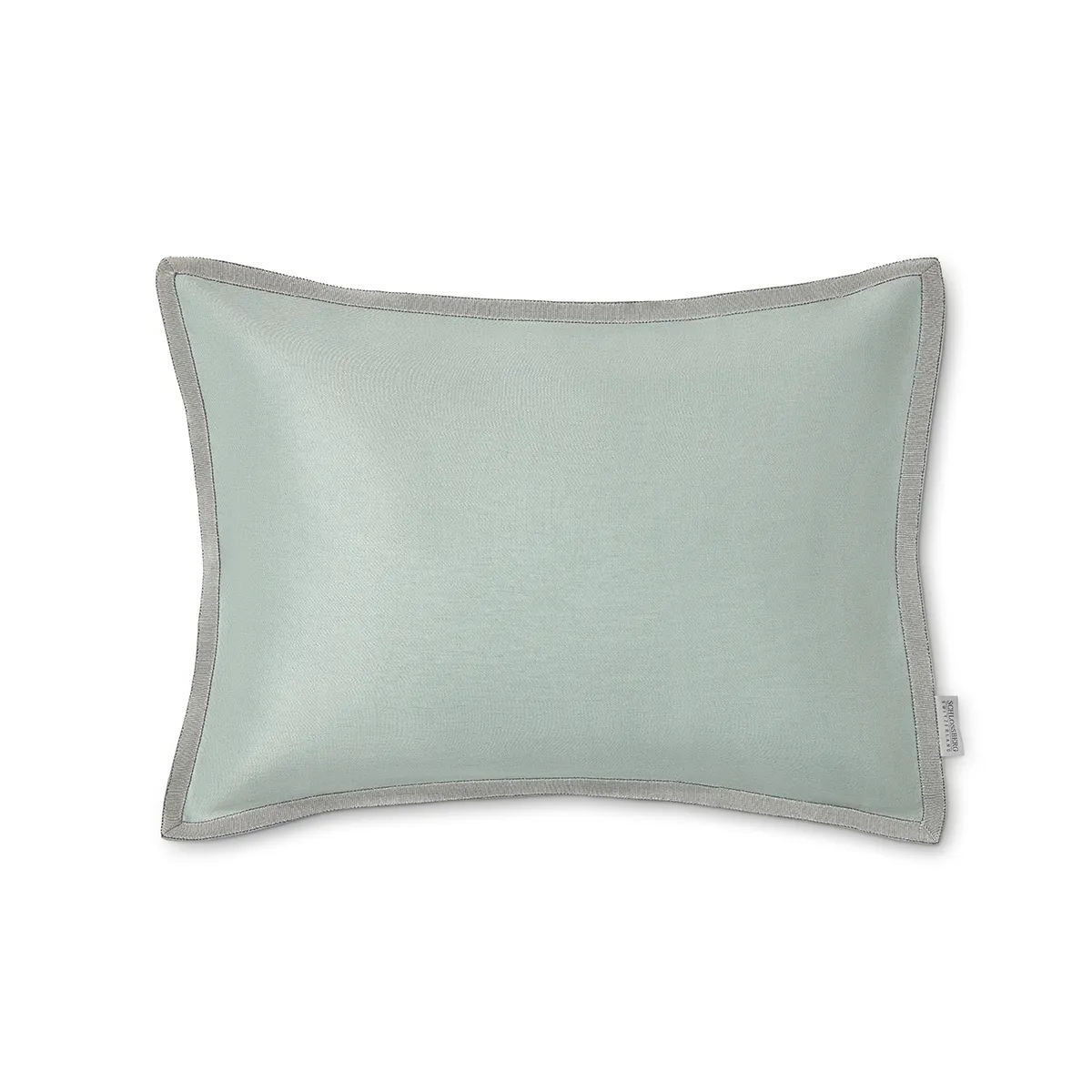 Schlossberg Zierkissen "Solane" Sage 30x40 cm - Produktbild mit Veloursrand Hochwertiges Schlossberg Zierkissen Solene Sage in zartem Salbeigrün. Der edle Stoff und die feine Verarbeitung mit dekorativem Rand verleihen dem Kissen eine schlichte Eleganz. Perfekt als stilvolle Ergänzung für jedes Schlafzimmer oder Wohnzimmer.