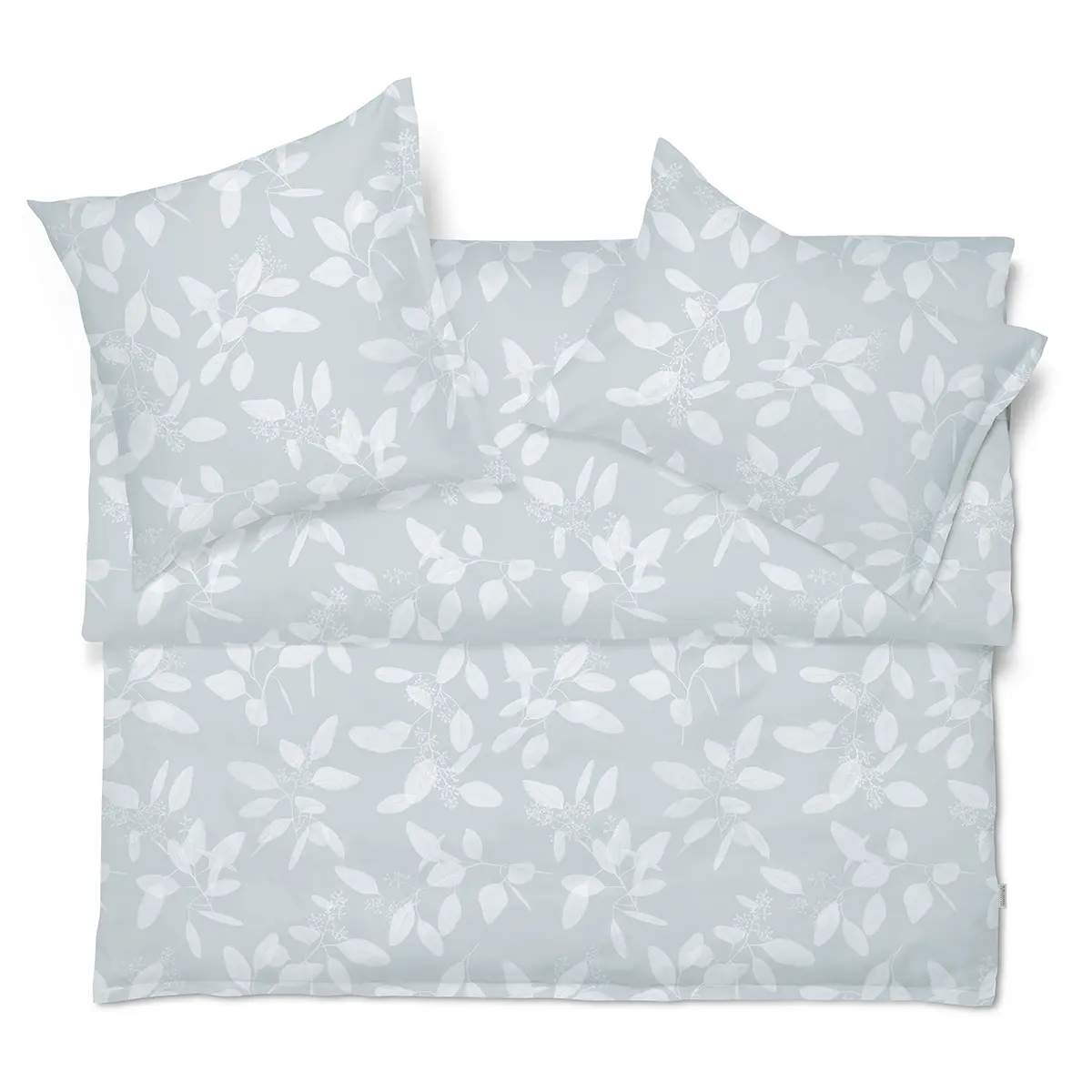 Graue Omeo Bettwäsche Set Komplettes Bettwäsche-Set Omeo in Grau mit feinem Blattmuster, auf einem Bett drapiert.