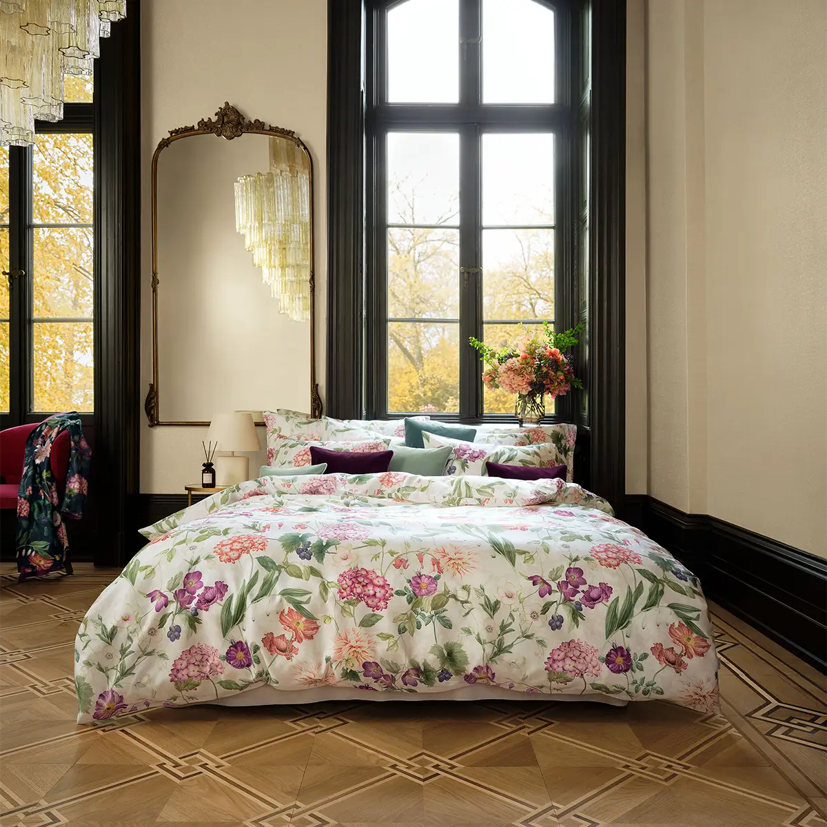 Ophelia Bettwäsche im klassischen Interieur Ein elegant eingerichtetes Schlafzimmer mit grossen Fenstern und einem Bett, das mit der Ophelia Bettwäsche in Pastellfarben bezogen ist.
