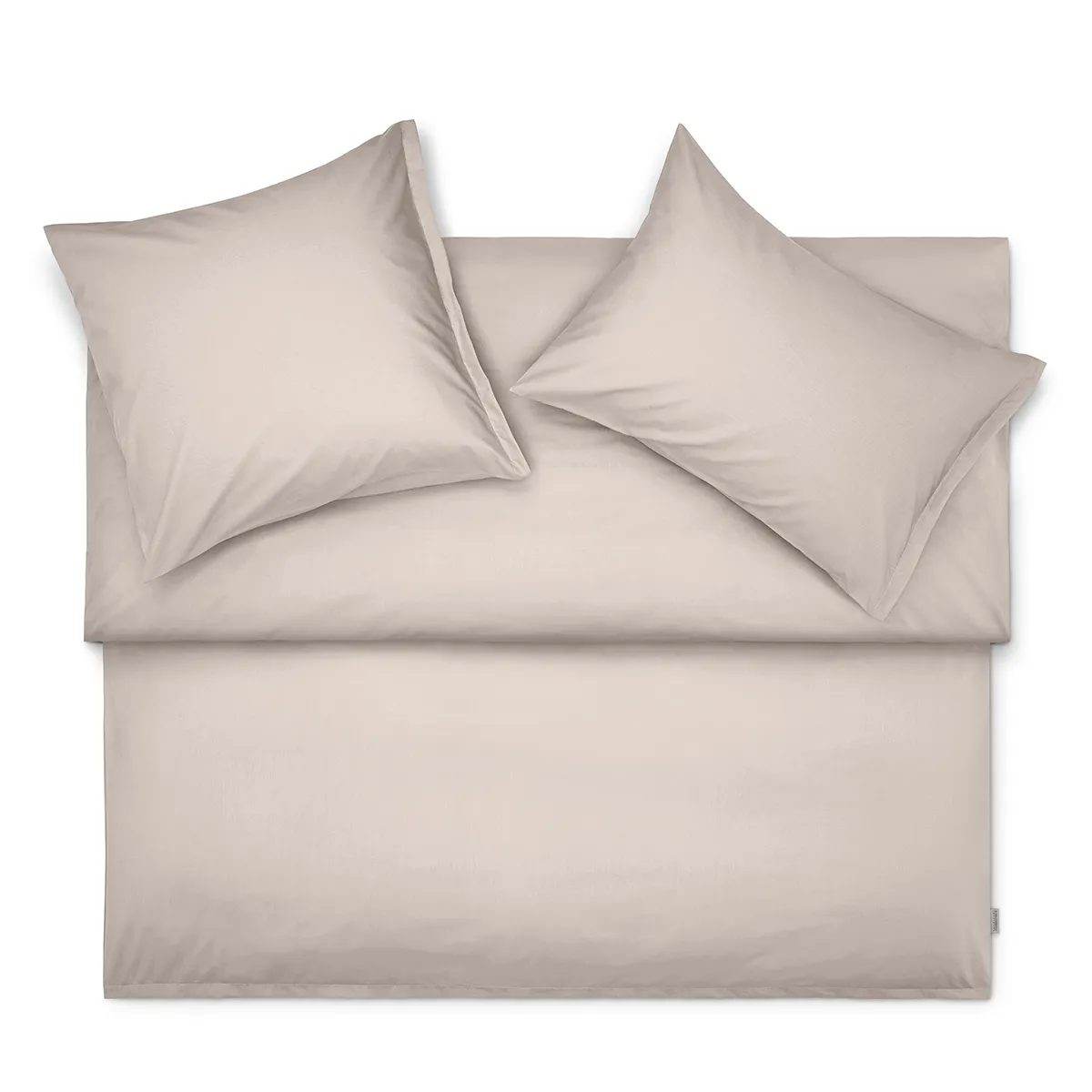 Schlossberg Bettwäsche Ben Sand – Produktbild Set aus Bettbezug und zwei Kissenbezügen der Schlossberg Bettwäsche Ben in der Farbe Sand. Schlichtes, elegantes Design in einem warmen Sandton mit feiner, glatter Oberfläche.