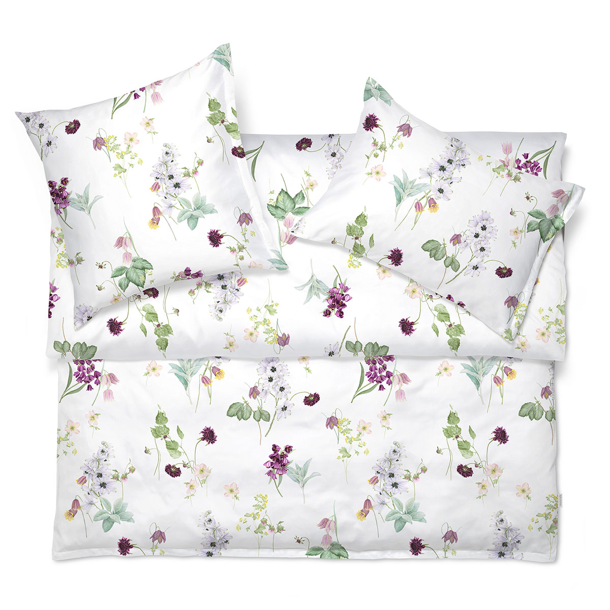 Weisse Bettwäsche "Freya" mit Blumenmuster - Draufsicht Weisse Bettwäsche "Freya" mit einem floralen Muster, gezeigt in Draufsicht mit zwei Kopfkissen und Bettdecke.