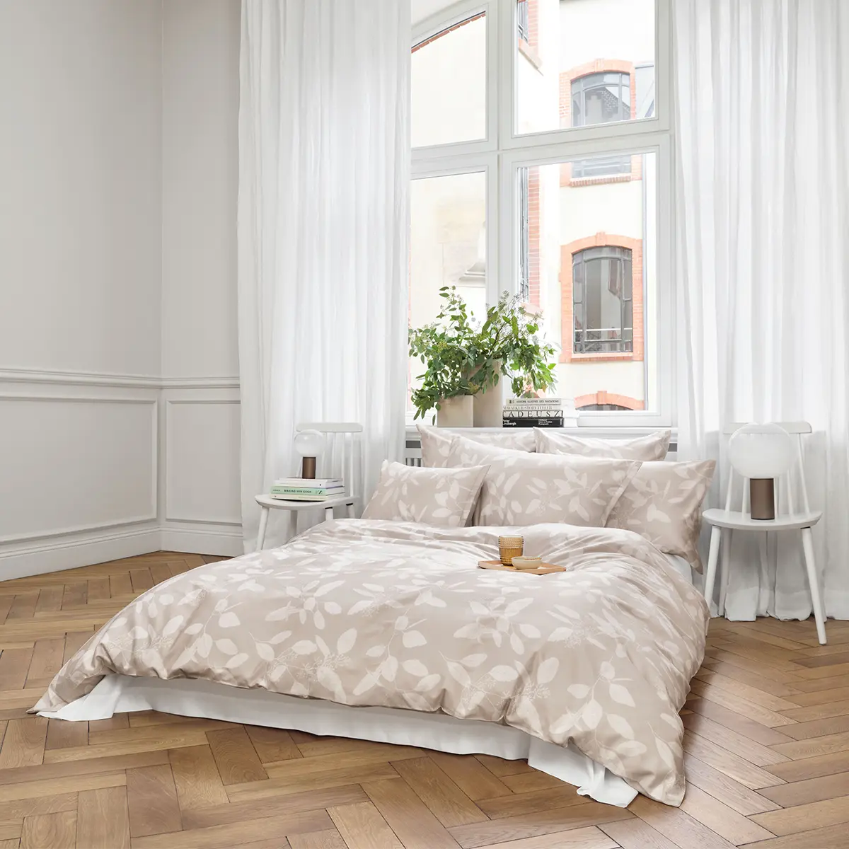 Elegante Omeo Bettwäsche im Schlafzimmer Elegant eingerichtetes Schlafzimmer mit der beigen Omeo Bettwäsche, dekoriert mit Pflanzen und modernen Möbeln.