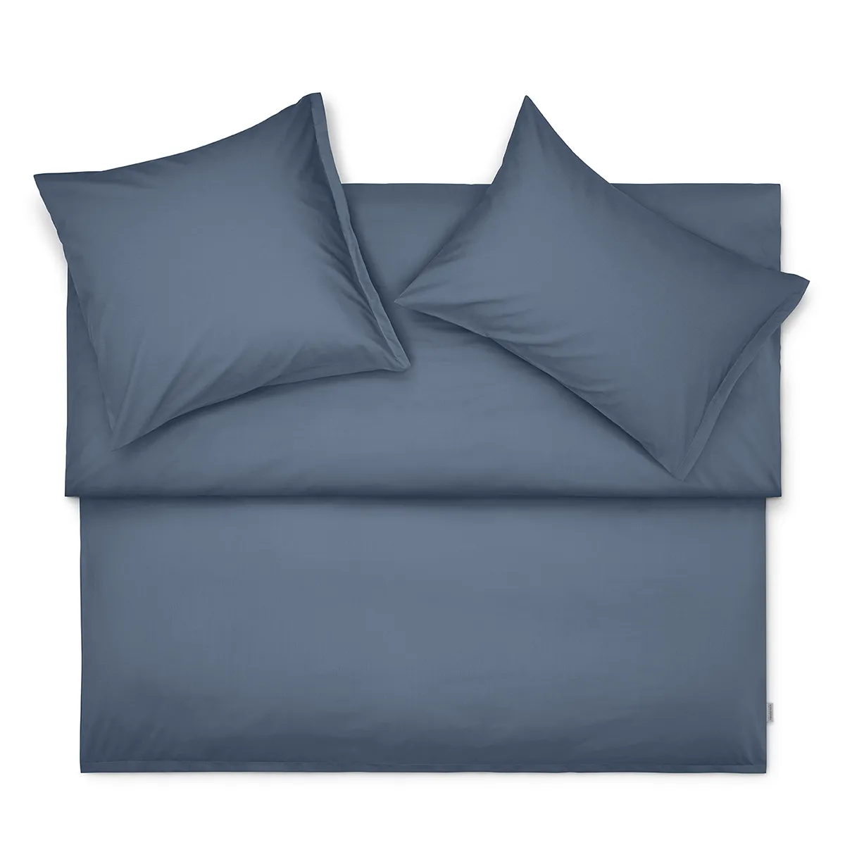 Schlossberg Bettwäsche Ben Ink – Schlichte Eleganz in tiefem Blau Produktbild der Schlossberg Bettwäsche Ben Ink mit Kissen- und Deckenbezug in einem eleganten, tiefblauen Farbton. Die hochwertige Verarbeitung und das minimalistische Design verleihen dem Schlafzimmer eine ruhige und stilvolle Atmosphäre.
