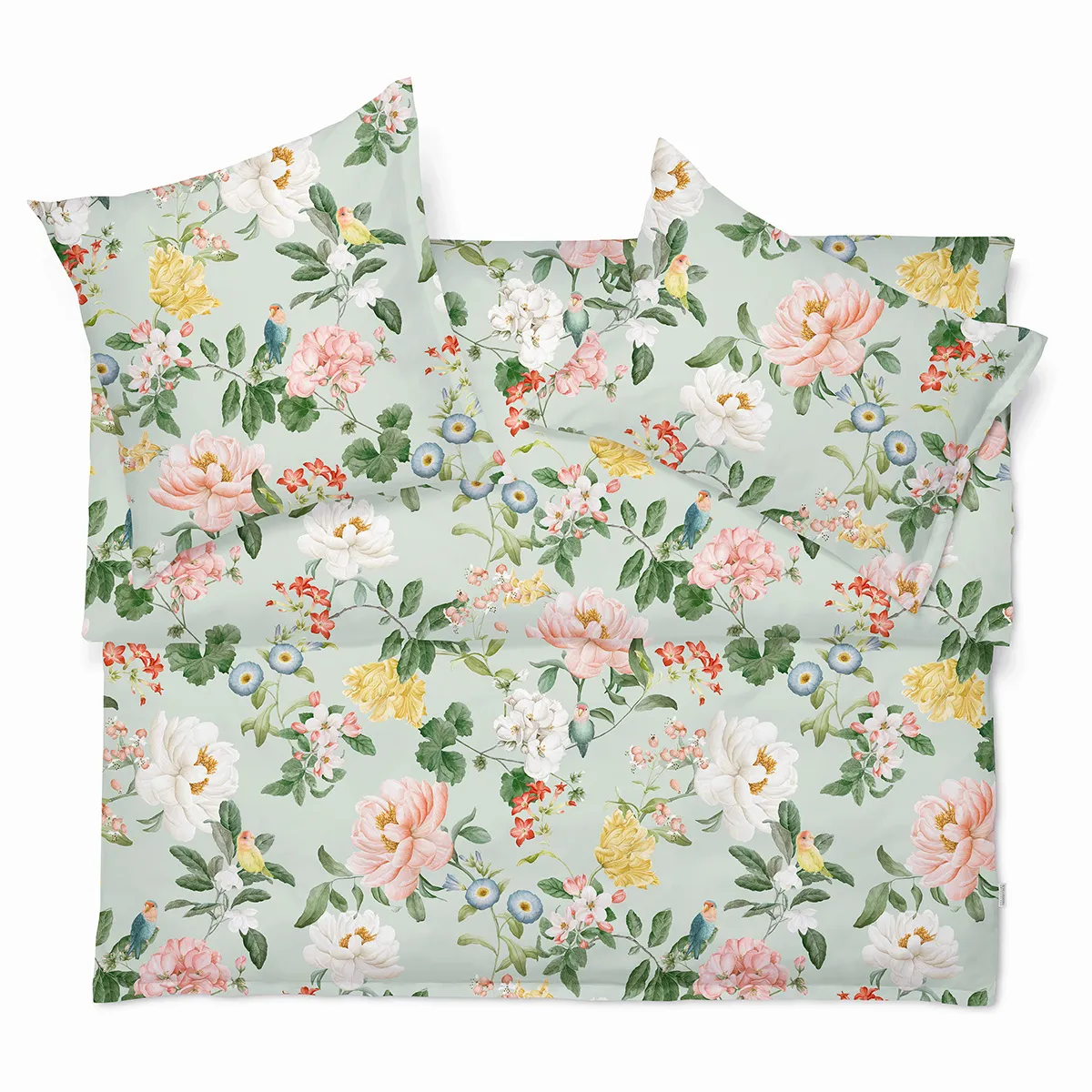 Bettwäsche Artemis vert mit Blumenmuster Bettwäsche Artemis mit buntem Blumenmuster und grünen Kissenbezügen, arrangiert im Freien.