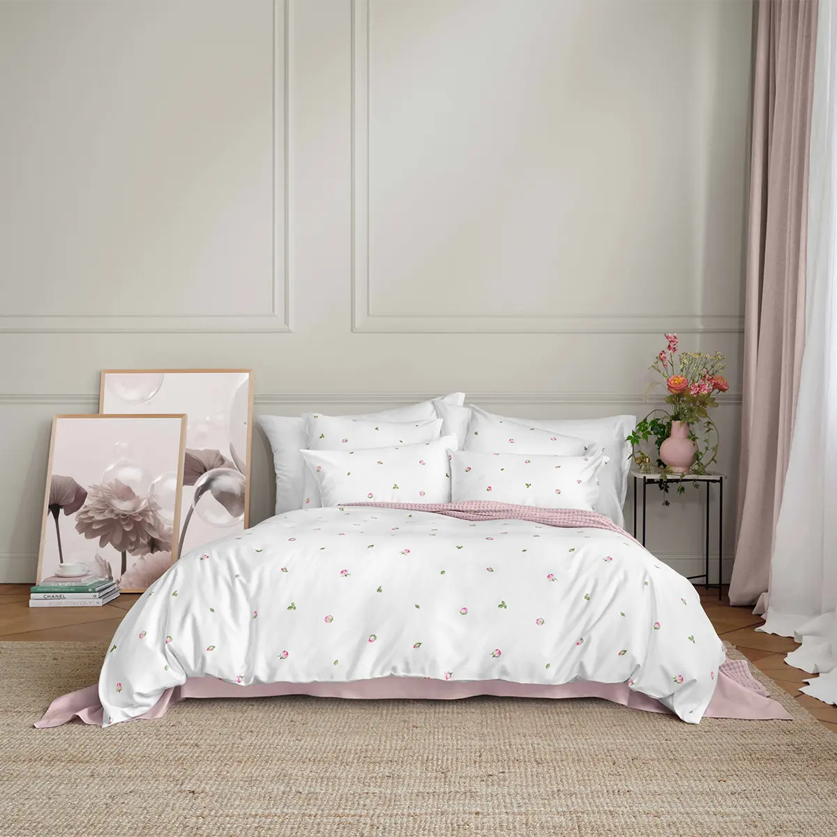 Romantisches Schlafzimmer mit Jeunesse-Bettwäsche Elegantes Schlafzimmer dekoriert mit der Jeunesse-Bettwäsche, die mit zarten, rosa Blüten versehen ist, und einer blassrosa Decke.