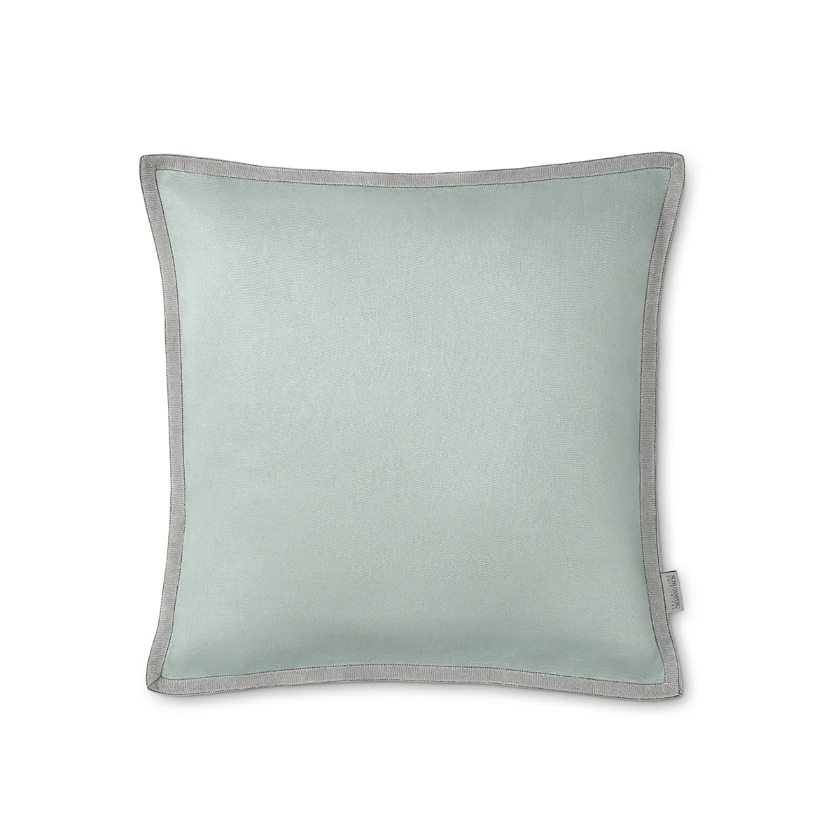 Hochwertiges Schlossberg Zierkissen Solene Sage in zartem Salbeigrün. Der edle Stoff und die feine Verarbeitung mit dekorativem Rand verleihen dem Kissen eine schlichte Eleganz. Perfekt als stilvolle Ergänzung für jedes Schlafzimmer oder Wohnzimmer.