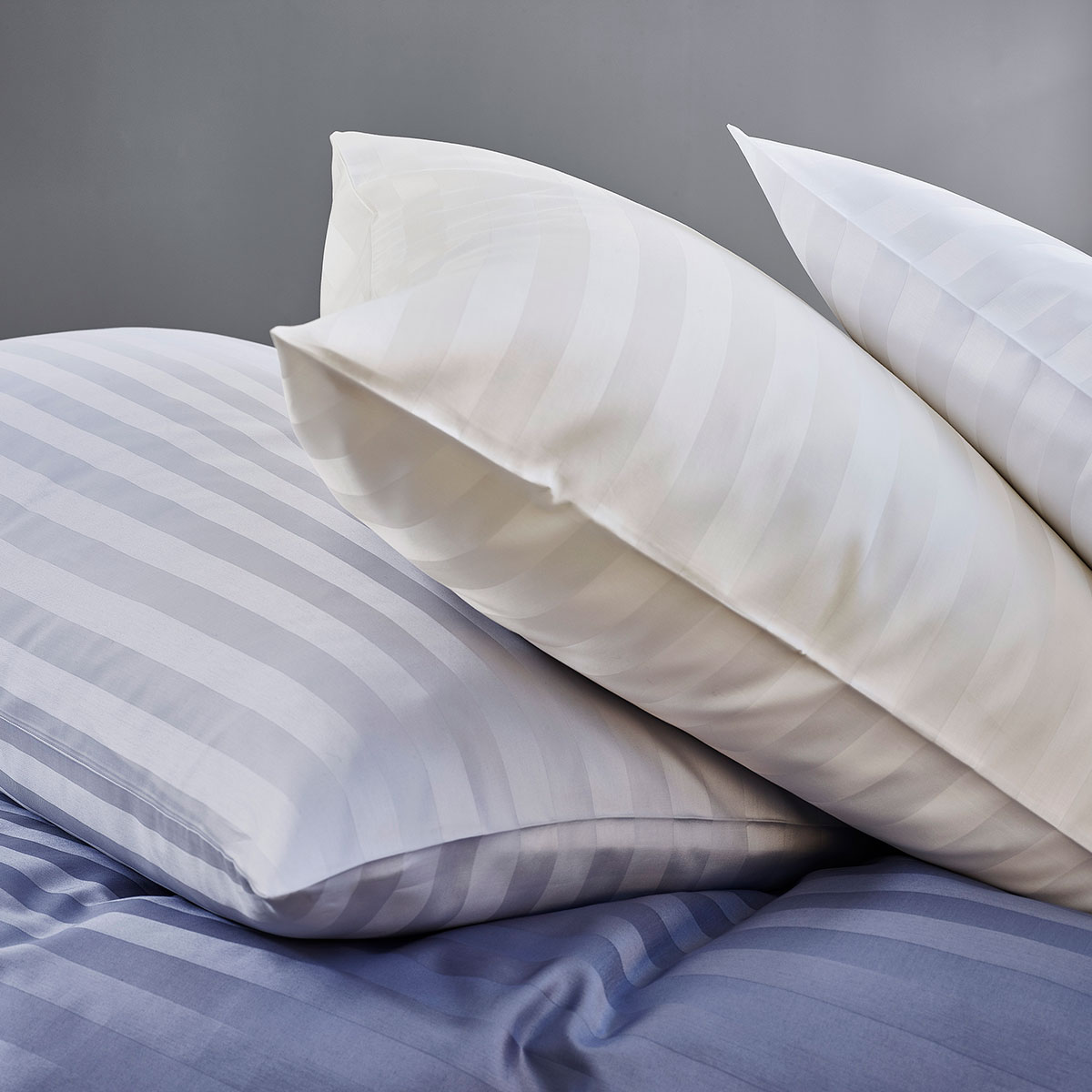 Detailansicht der Bettwäsche Marquise in Blau und Weiss mit feinen Streifen, die die weiche und hochwertige Textur des Stoffes betonen.