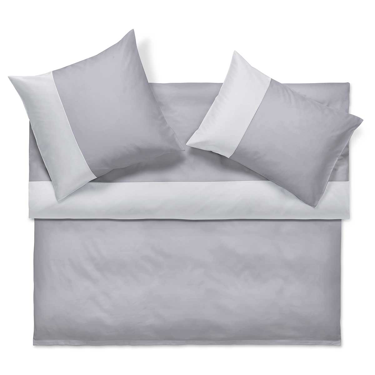 Bettwäsche Allen in grau und weiss arrangiert Ein Bett mit grauer Bettwäsche und zwei passenden grauen Kissen mit weissen Akzenten. Die Bettwäsche ist ordentlich auf einem weissen Hintergrund arrangiert.