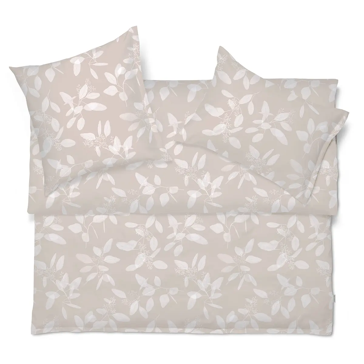 Omeo Bettwäsche Set in Beige Komplettes Bettwäsche-Set Omeo in Beige mit feinem Blattmuster, auf einem Bett drapiert.