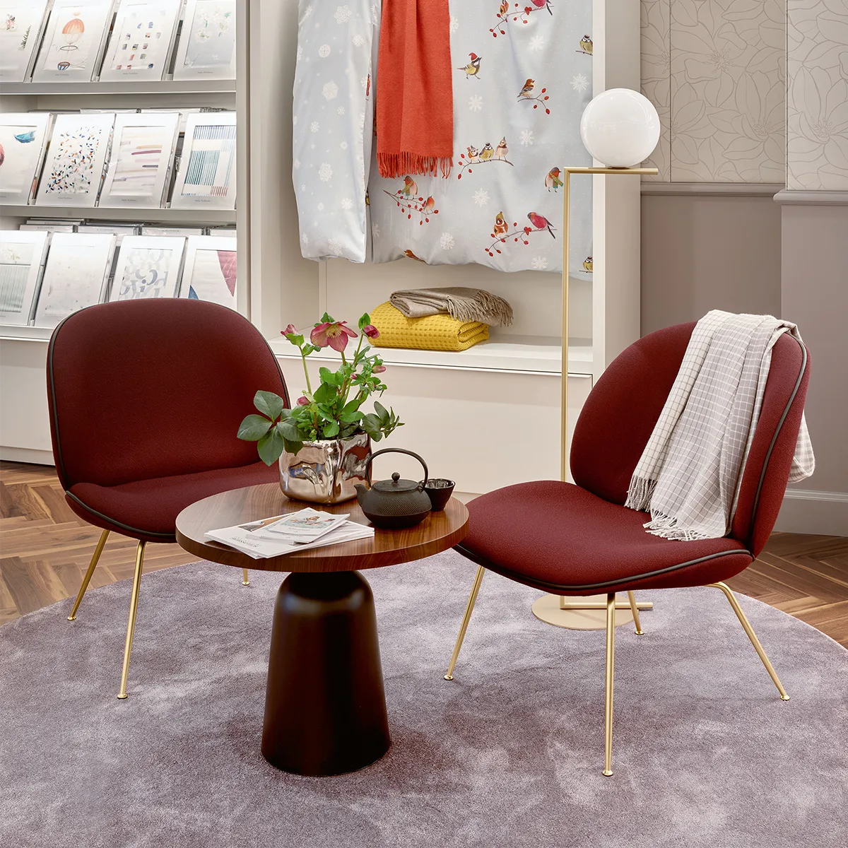 Zwei Stühle laden zum Verweilen ein. Schlossberg_Boutique_Zurich_6_1200x1200