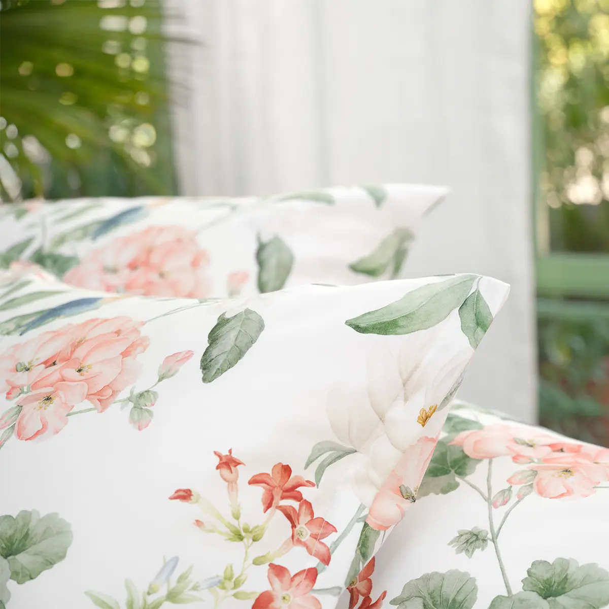 Nahaufnahme der Bettwäsche Artemis, die ein detailliertes Blumendruckmuster zeigt.