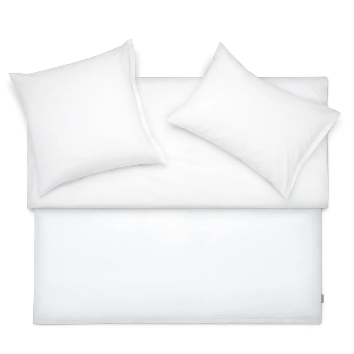 Schlossberg Bettwäsche Ben White – Produktbild Set der Schlossberg Bettwäsche Ben in der Farbe White, bestehend aus Kissen- und Bettbezug. Die edle, schlichte Bettwäsche aus hochwertigem Stoff bietet eine zeitlose Eleganz und höchsten Schlafkomfort.