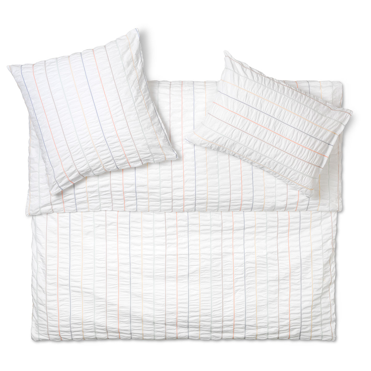 Nelson Bettwäsche - Feine Streifen auf Weiss Bettwäsche Nelson mit feinen, farbigen Streifen auf weissem Hintergrund, bestehend aus einem Duvet- und zwei Kissenbezügen.