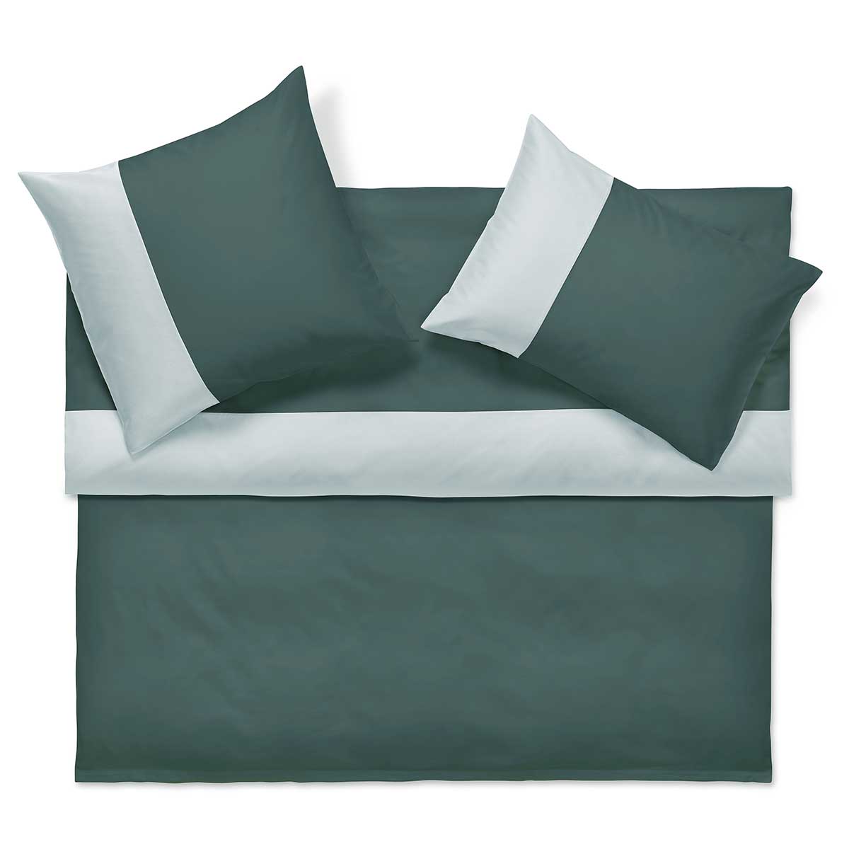 Bettwäsche Allen in stilvollem dunkelgrün Ein Bett mit dunkelgrüner Bettwäsche und zwei passenden dunkelgrünen Kissen mit weissen Akzenten. Die Bettwäsche ist ordentlich auf einem weissen Hintergrund arrangiert.