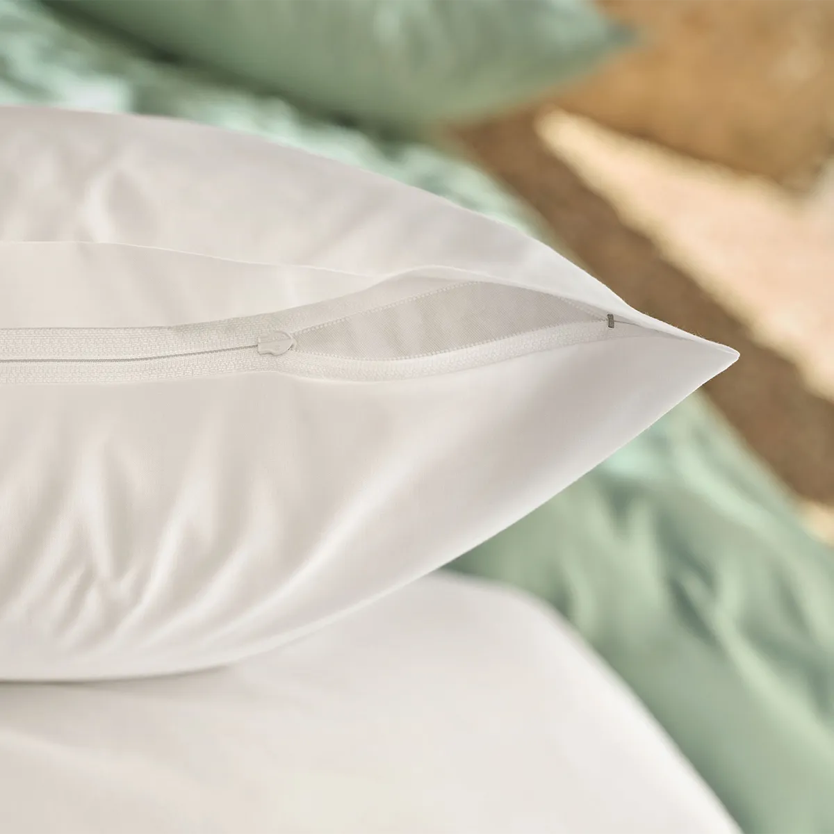 Schlossberg Bettwäsche Ben White – Reißverschluss-Detail Nahaufnahme eines Kissens aus der Schlossberg Bettwäsche Ben in der Farbe White mit verdecktem Reißverschluss. Das hochwertige Material sorgt für ein elegantes und komfortables Schlaferlebnis.