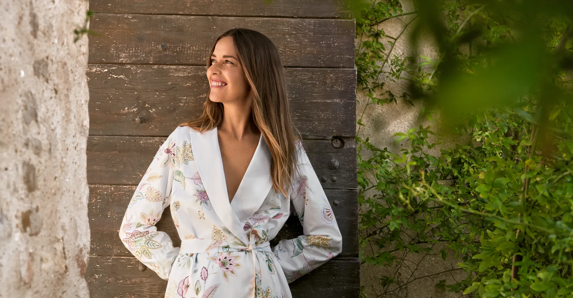 schlossberg-morgenmantel-ima-model-1-1920x1000 schlossberg-morgenmantel-ima-model-1-1920x1000