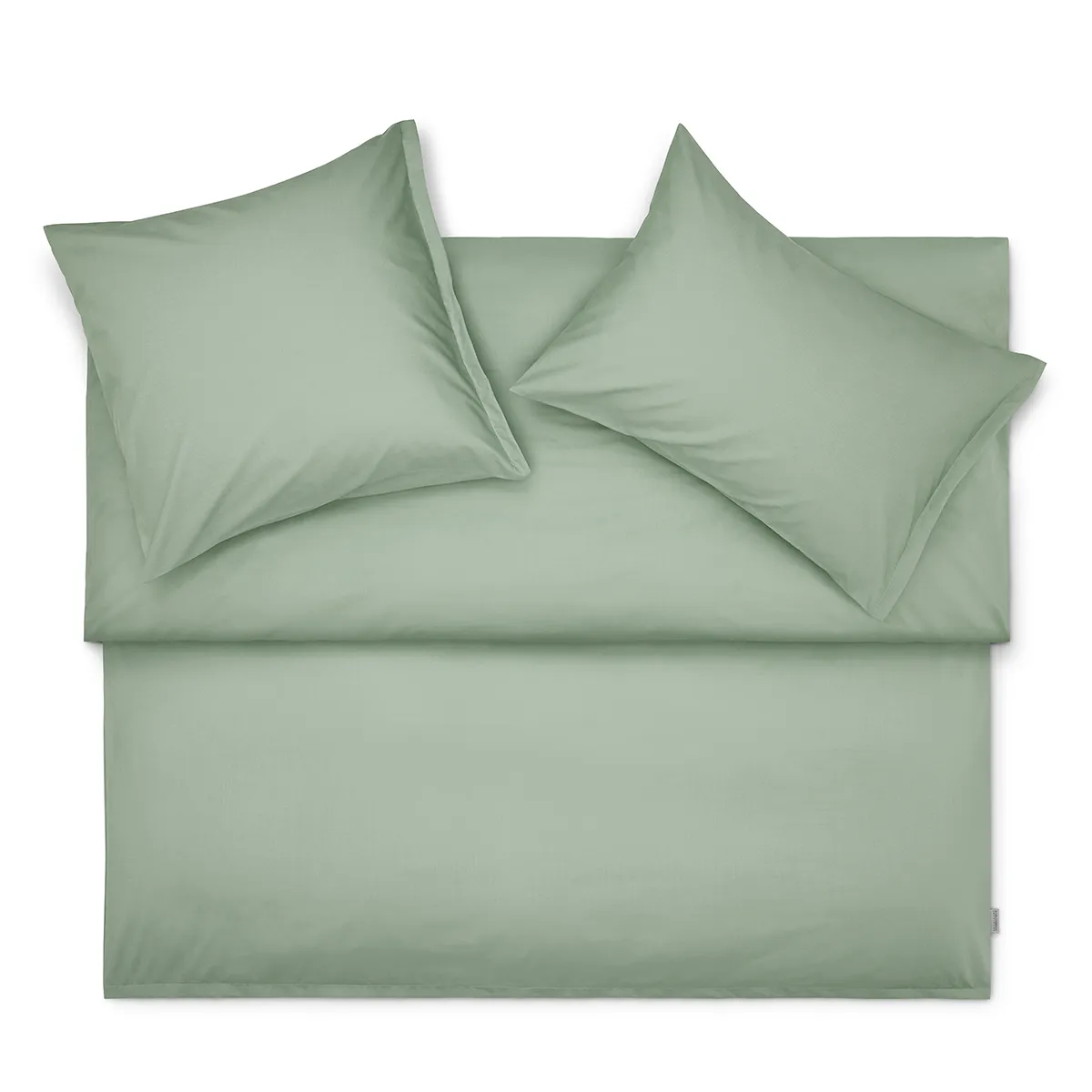 Schlossberg Bettwäsche Ben Leaf – Produktbild Hochwertige Schlossberg Bettwäsche Ben Leaf in einem sanften Grünton. Das Set umfasst einen Bettbezug und zwei Kissenbezüge in einer eleganten, minimalistischen Gestaltung. Perfekt für ein natürliches und stilvolles Schlafzimmerambiente.