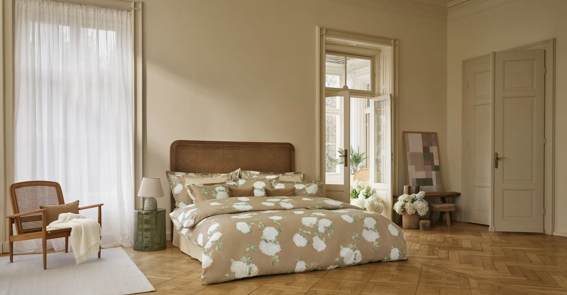 schlossberg-switzerland-bettwaesche-hortensia-miel-p1-hero-uni-amande-elodie-honey-plaid-sora-offwhite-1920x1000 schlossberg-switzerland-bettwaesche-hortensia-miel-p1-hero-uni-amande-elodie-honey-plaid-sora-offwhite-1920x1000