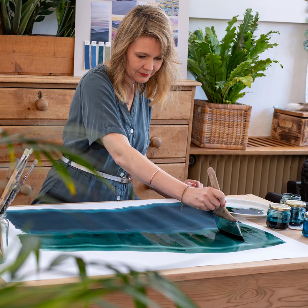 Designerin im Atelier während dem Zeichnen von MANOA.