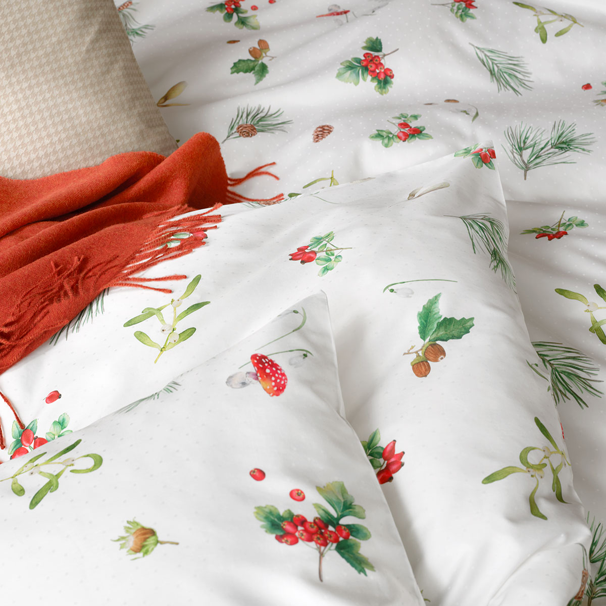 Gemütliches Schlafzimmer mit Hazel-Bettwäsche Gemütlich eingerichtetes Schlafzimmer mit der Hazel-Bettwäsche, dekoriert mit einer roten Decke und einem beigen Kissen.