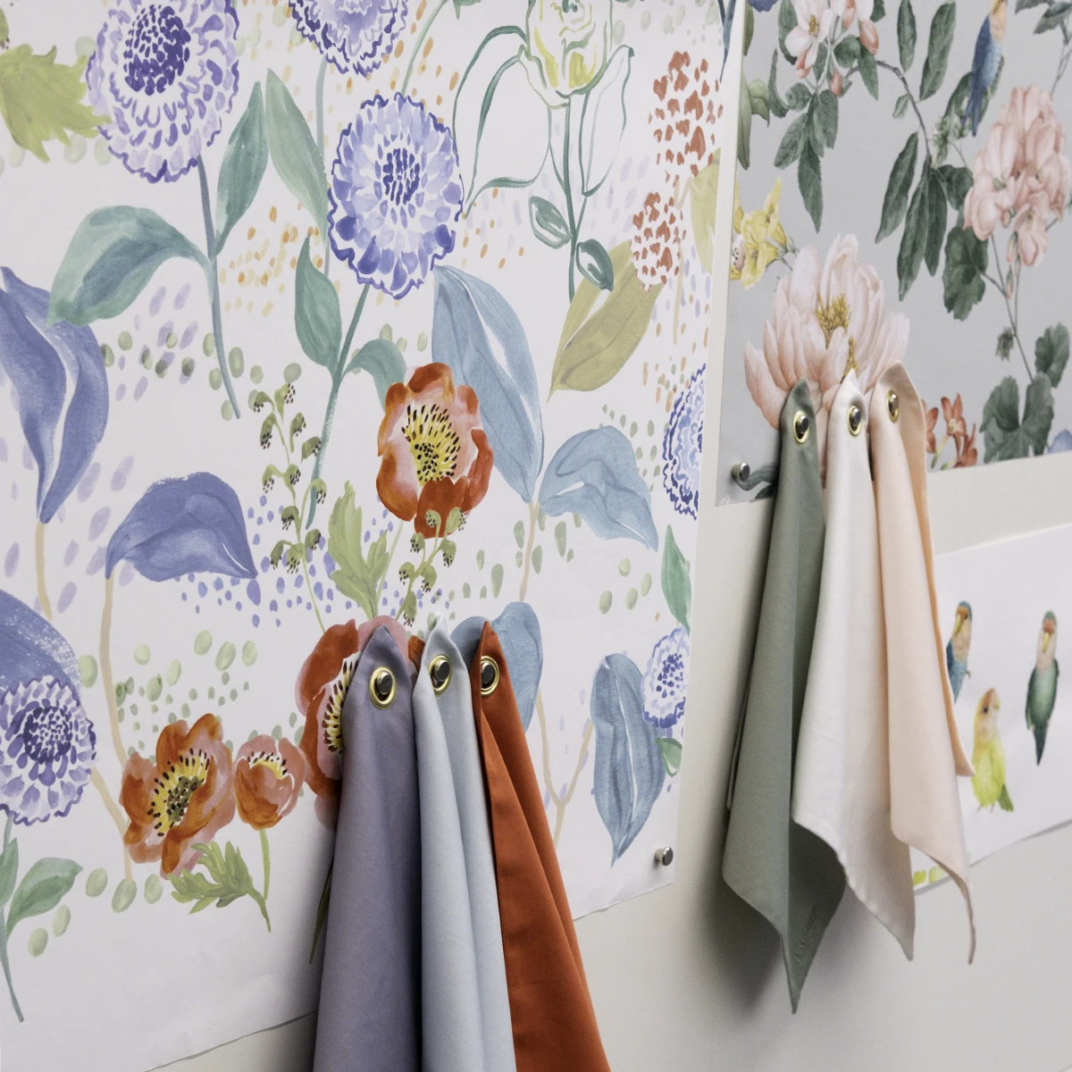SchlossbergSwitzerland_Atelier_FS24Farben_1200x1200 Passenden Farbmustern zu ANNIKA und ARTEMIS im Atelier.