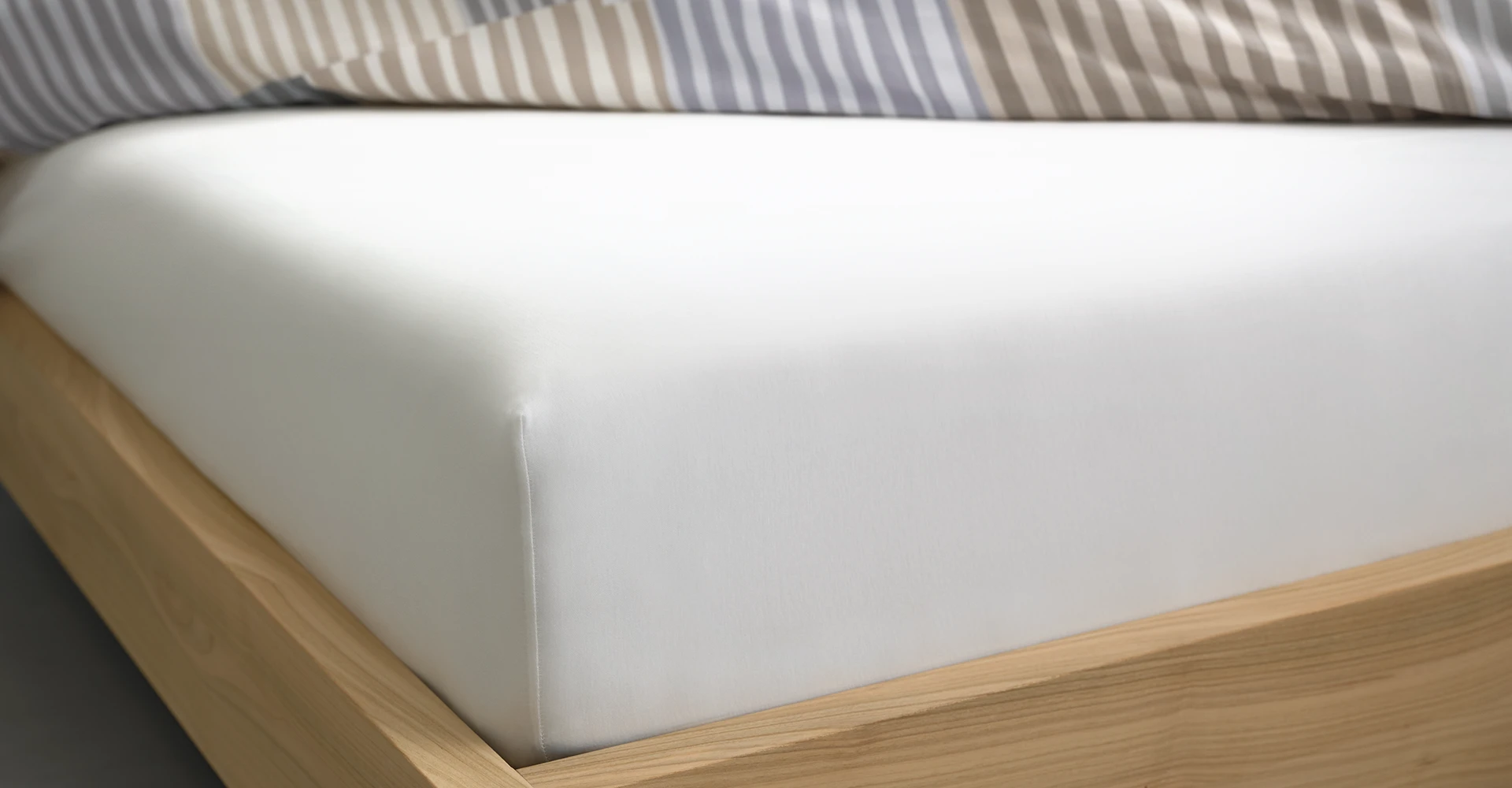 schlossberg-fixleintuch-royalfix-blanc-bett-1920x1000 schlossberg-fixleintuch-royalfix-blanc-bett-1920x1000