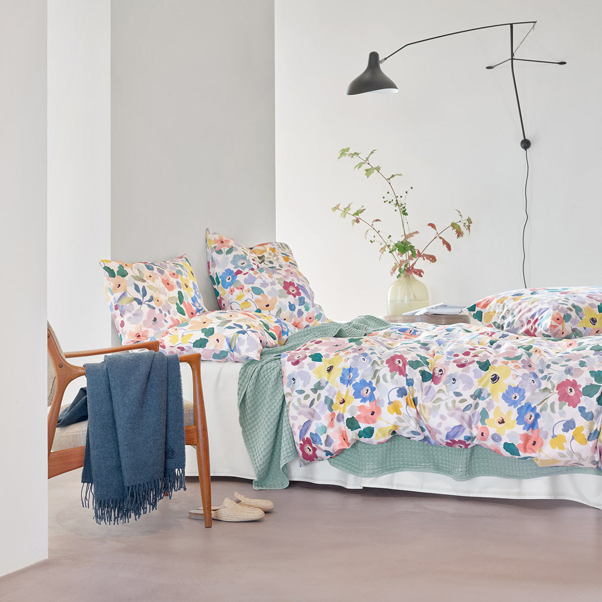 Schlafzimmerdekor mit Bettwäsche "Hanna" Ein stilvoll eingerichtetes Schlafzimmer mit der Bettwäsche "Hanna" und passenden Kissen, die das bunte Blumenmuster präsentieren.