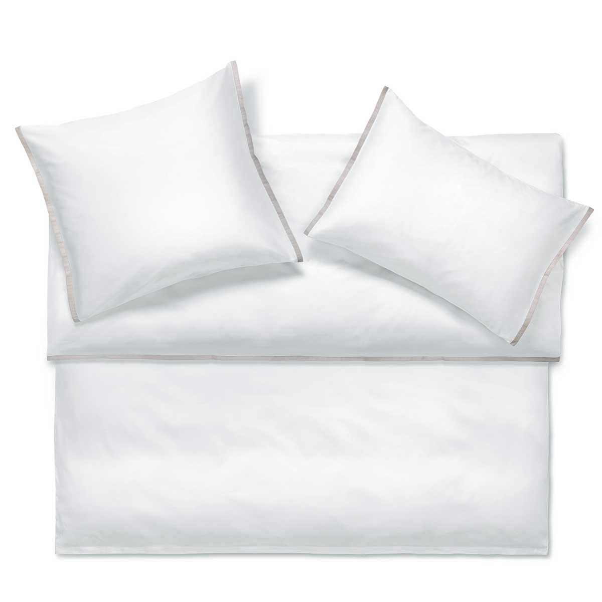 Set Bettwäsche Clark in weiss mit hellem Rand Ein Set der Bettwäsche Clark in weiss mit hellem Rand, bestehend aus einem Bettbezug und zwei Kopfkissenbezügen.