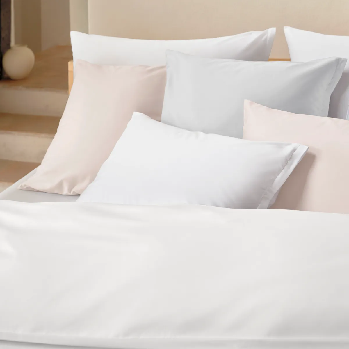schlossberg-bettwaesche-satin-uni-blanc-kissen-uni-blanc-glace-perle-bett-links-2-1200x1200 schlossberg-bettwaesche-satin-uni-blanc-kissen-uni-blanc-glace-perle-bett-links-2-1200x1200