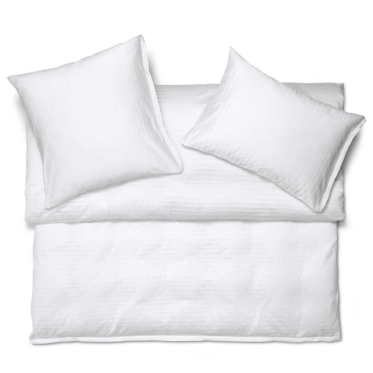 Bettwäsche Kent – Schlichtes Weiss mit Struktur Bettwäsche-Set Kent in schlichtem Weiss, verziert mit einem feinen, strukturierten Streifenmuster auf den Kissen und der Duvet.