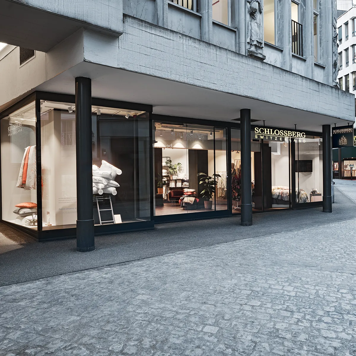 Schlossberg-Boutique-St.Gallen-Aussenansicht 2-1200x1200 Schlossberg-Boutique-St.Gallen-Aussenansicht 2-1200x1200