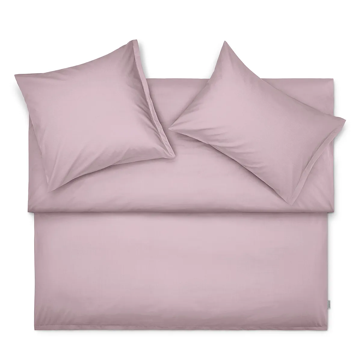 Schlossberg Bettwäsche Ben Mauve – Produktbild Draufsicht der Schlossberg Bettwäsche Ben Mauve mit zwei Kissenbezügen und einem Bettdeckenbezug in sanftem Mauve-Ton. Klare Linien und dezentes Design für eine elegante Schlafatmosphäre.