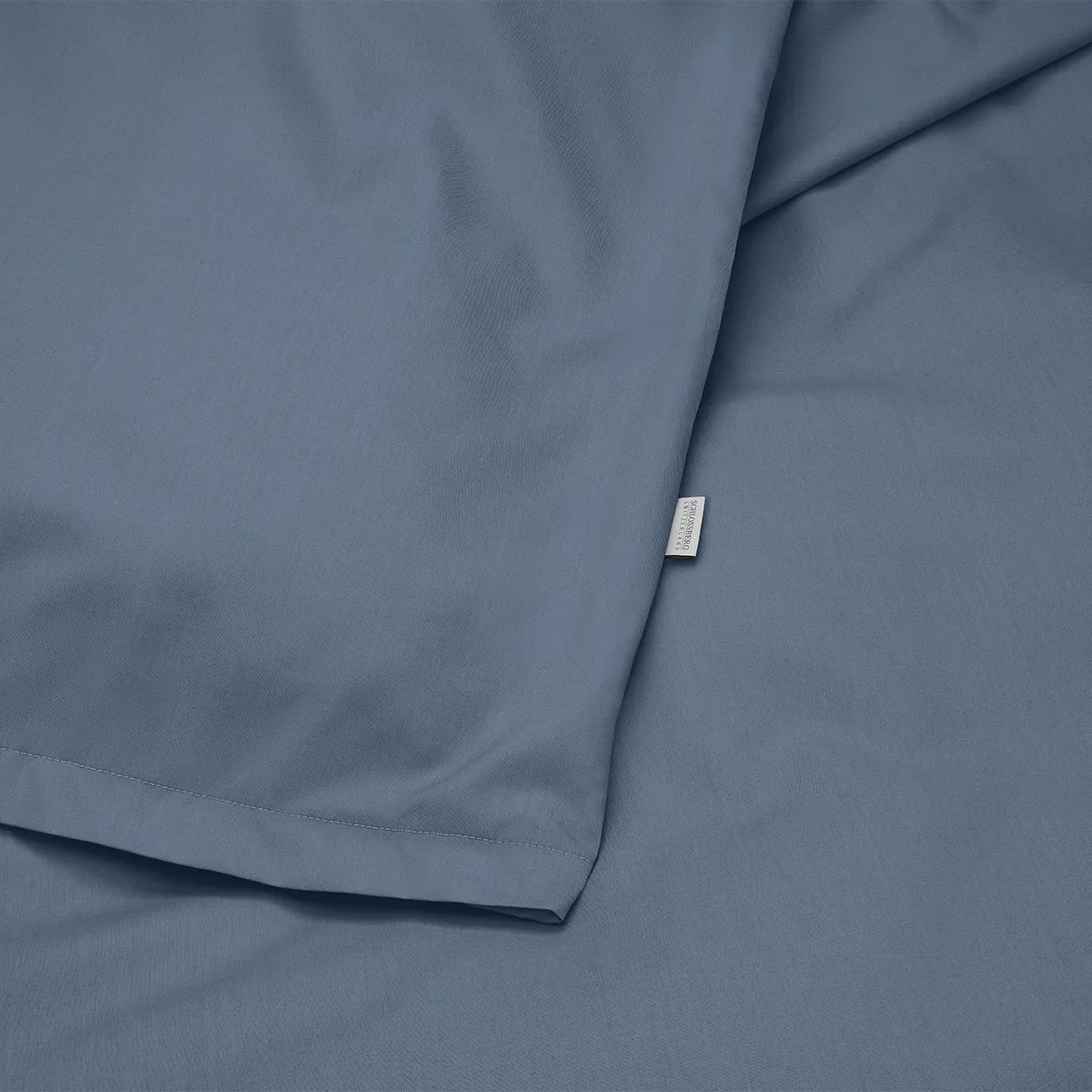 Detailaufnahme der Schlossberg Bettwäsche Ben Ink in einem eleganten, tiefblauen Farbton. Die hochwertige Verarbeitung und der feine Stoff verleihen der Bettwäsche eine luxuriöse, zeitlose Optik.